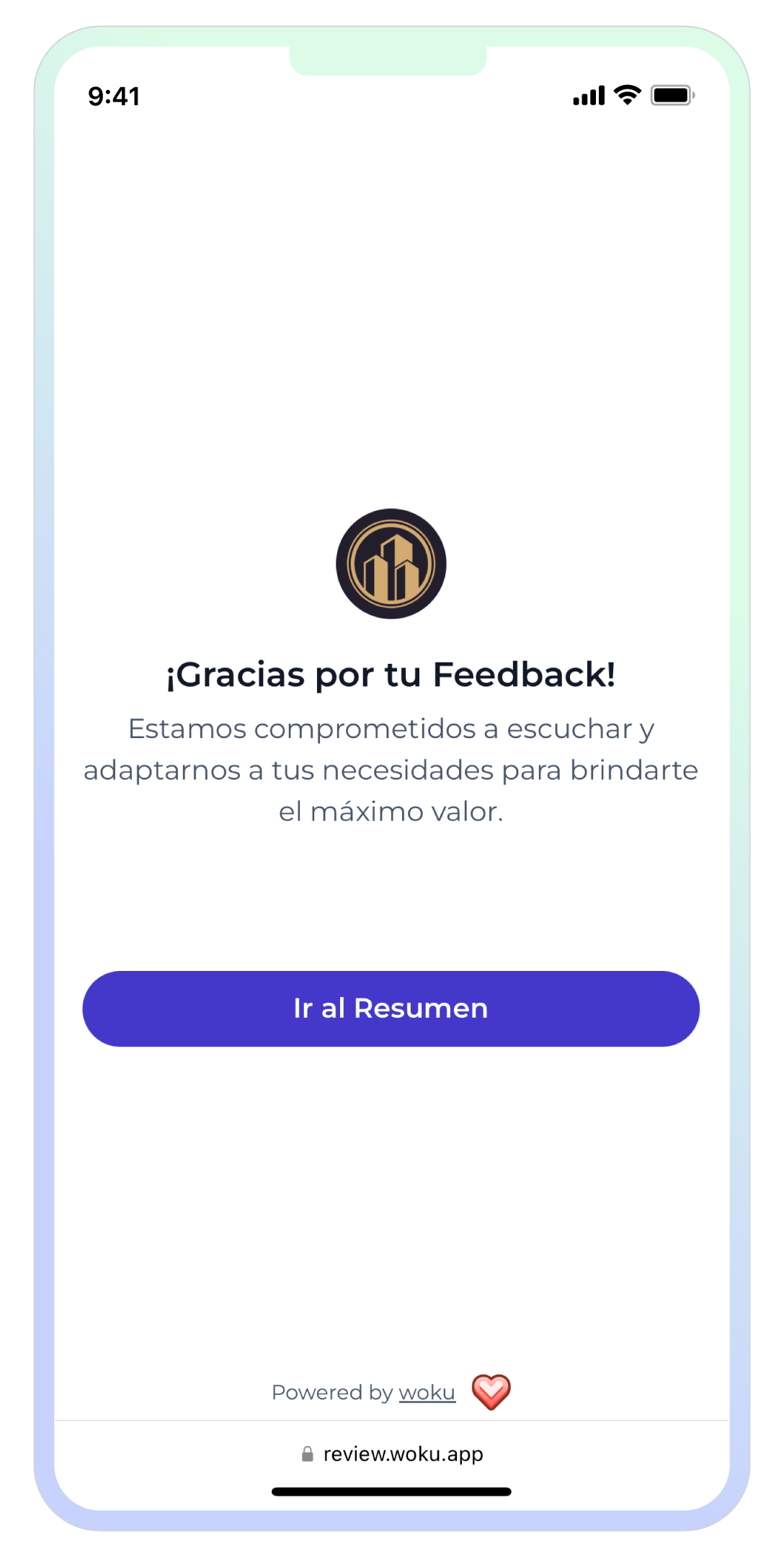 Interfaz de woku en un dispositivo móvil mostrando un mensaje de agradecimiento por haber dejado feedback. En la parte superior aparece el logo de la empresa. El mensaje dice: '¡Gracias por tu Feedback! Estamos comprometidos a escuchar y adaptarnos a tus necesidades para brindarte el máximo valor.' Debajo del mensaje, se encuentra el botón 'Ir al Resumen'. En la parte inferior se muestra 'Powered by woku' con un icono de corazón