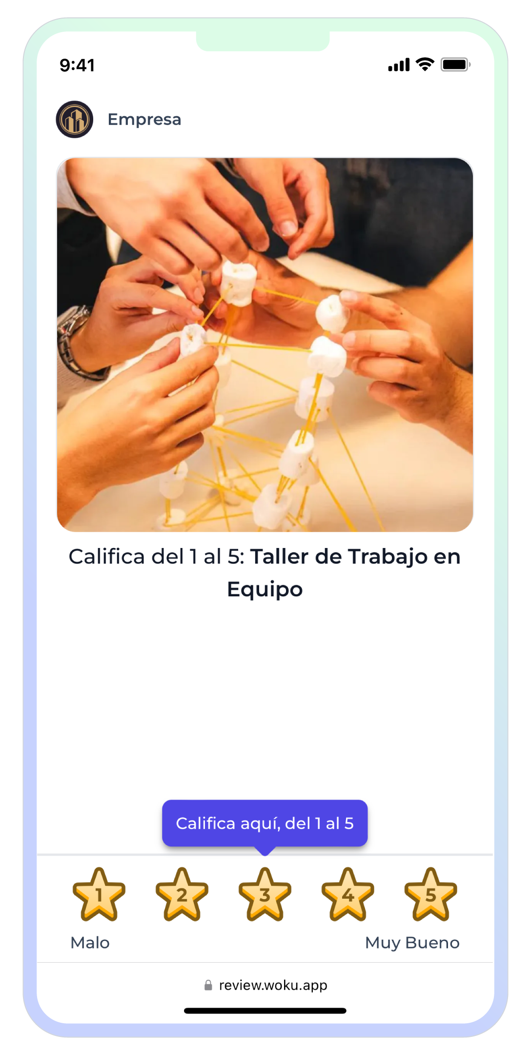 Vista de la interfaz de woku en un dispositivo móvil donde los clientes pueden calificar un woku del 1 al 5. En la parte superior aparece el logo de la empresa y su nombre ('Empresa'). Debajo, se muestra una imagen representativa del 'Taller de Trabajo en Equipo', junto con el título. El cliente tiene la opción de seleccionar una calificación de 1 a 5 estrellas, con la leyenda 'Califica aquí, del 1 al 5', con opciones que van desde 'Malo' hasta 'Muy Bueno'.