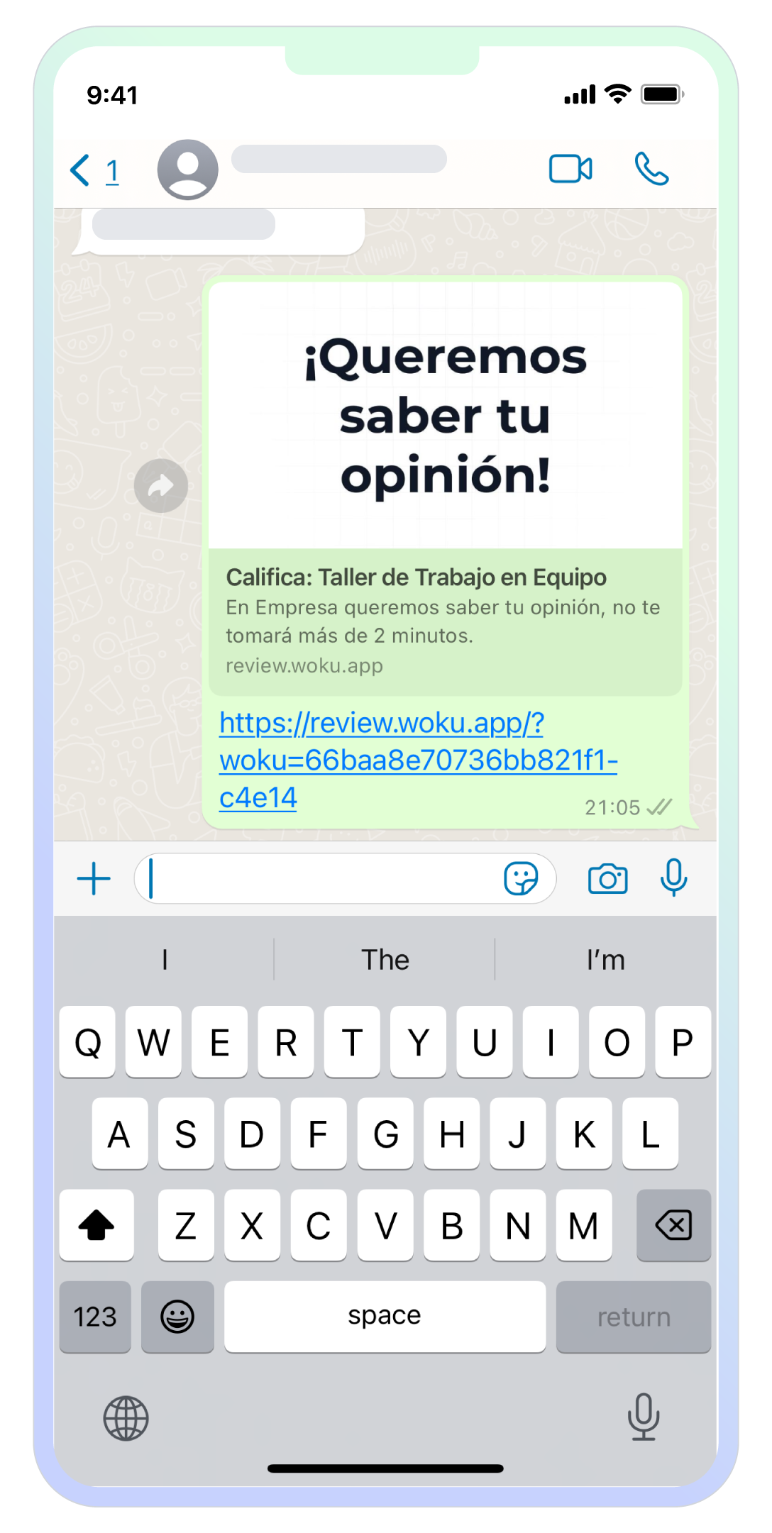 Vista de un mensaje de WhatsApp que invita a un usuario a calificar el 'Taller de Trabajo en Equipo' mediante un enlace de woku. El mensaje incluye el texto '¡Queremos saber tu opinión!' y un enlace directo a la evaluación en review.woku.app.