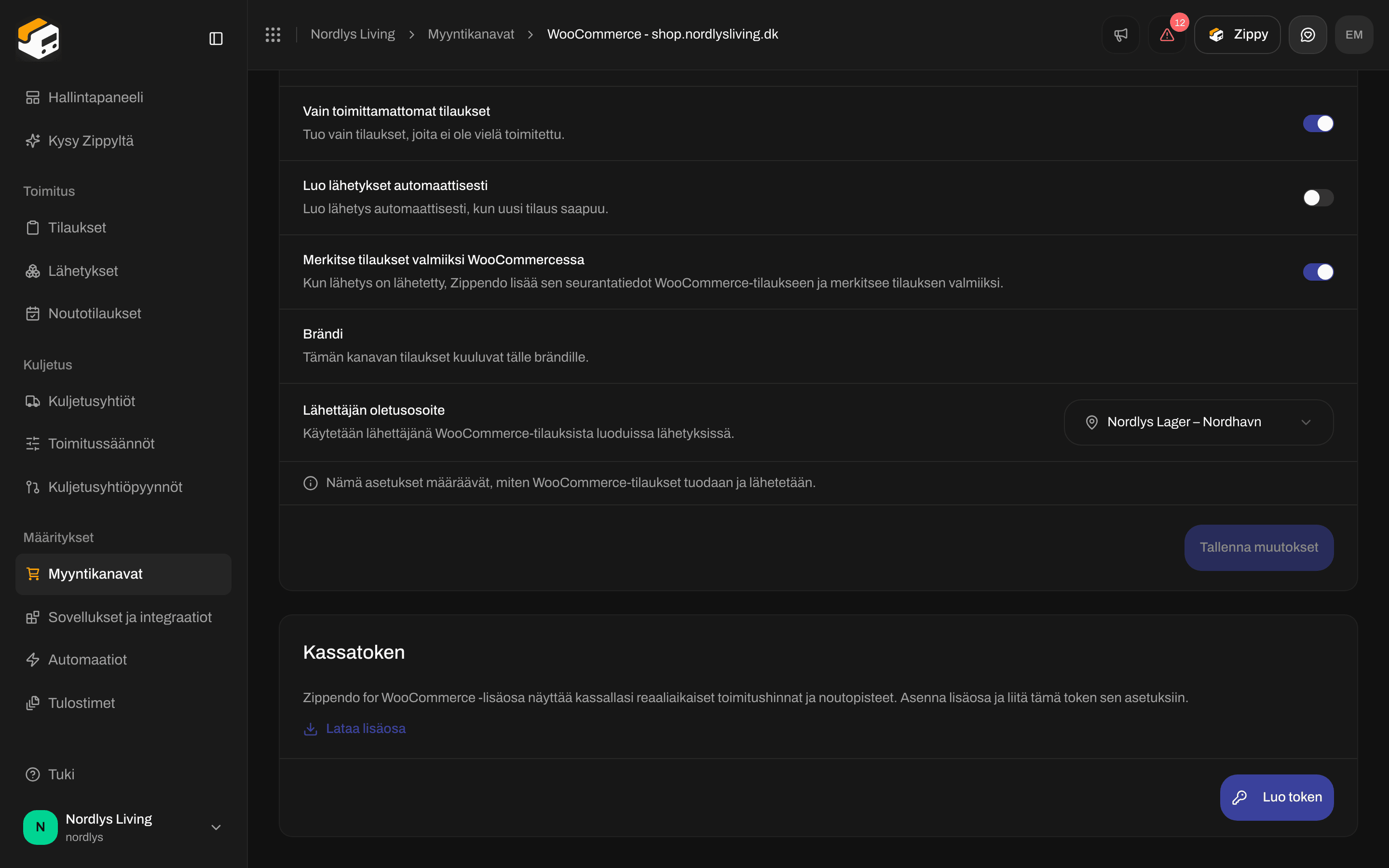 WooCommercen Tilaukset ja kassa -välilehti, jossa tilausten synkronoinnin kytkimet, Brändi ja Lähettäjän oletusosoite