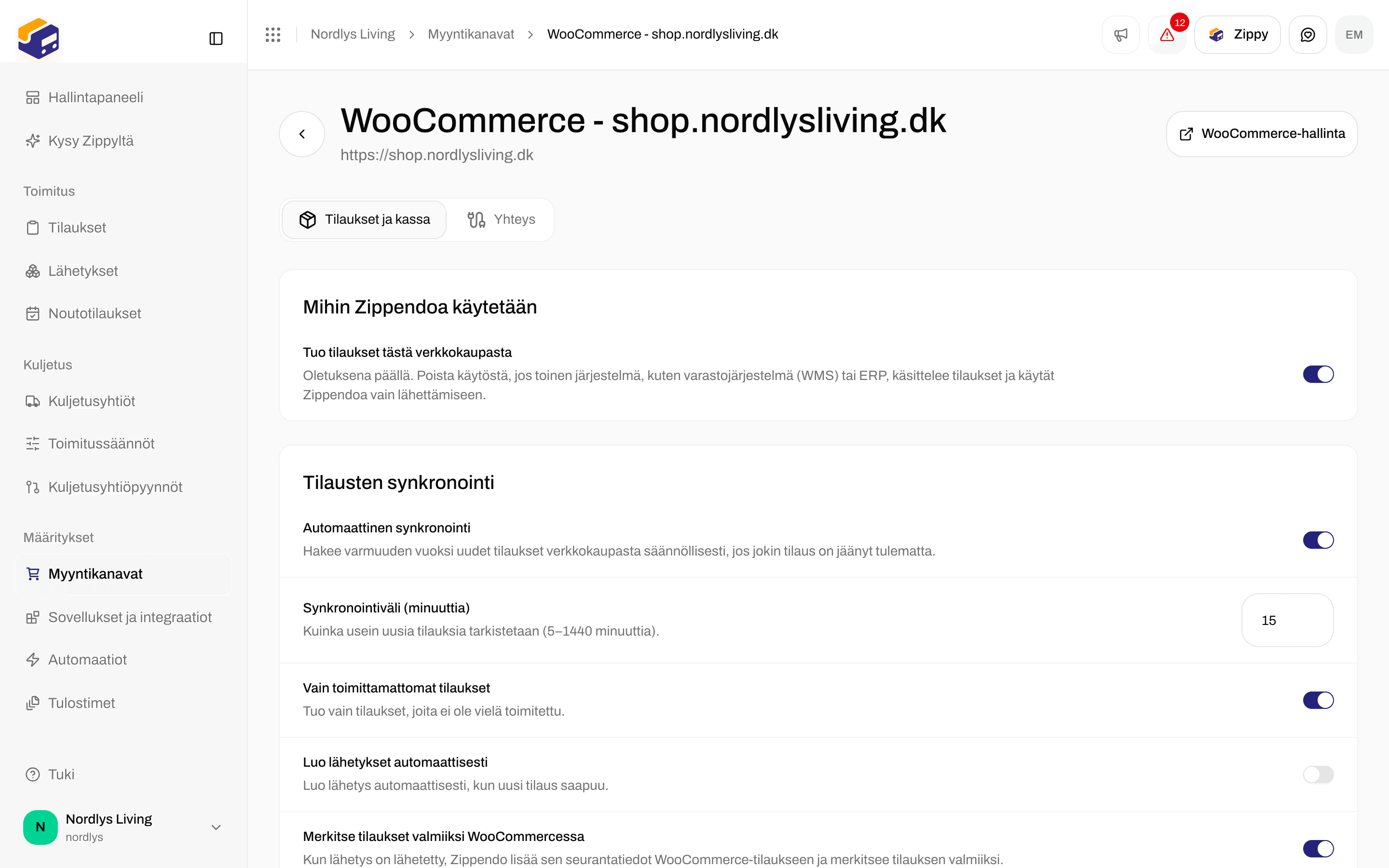 WooCommercen Tilaukset ja kassa -välilehti, jossa tilausten synkronoinnin kytkimet, Brändi ja Lähettäjän oletusosoite