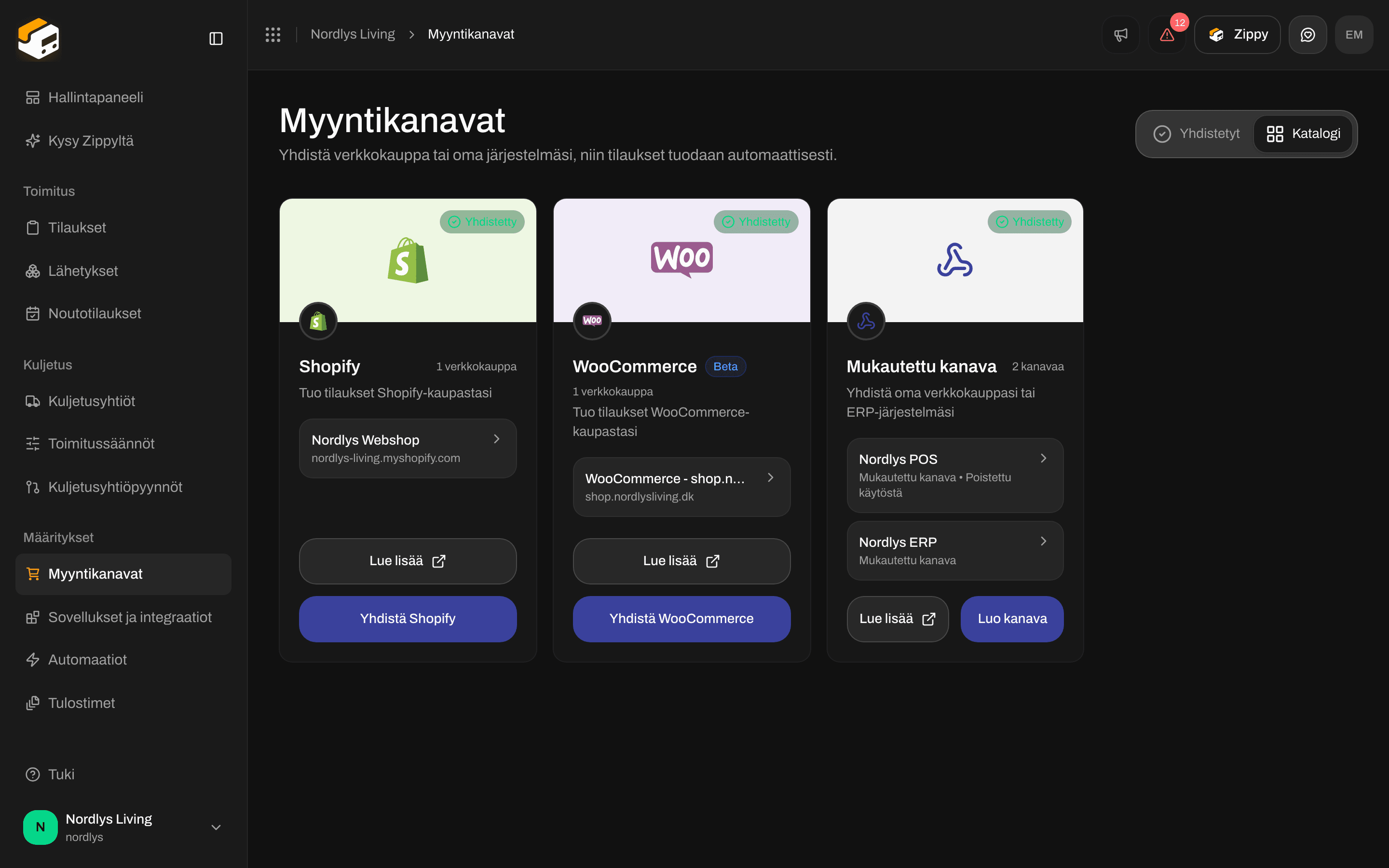 Katalogi-välilehti, jossa on Shopify-, WooCommerce- ja Custom channel -kortit. Shopify-kortissa lukee Import orders from your Shopify store, ja siinä on Yhdistä Shopify -painike