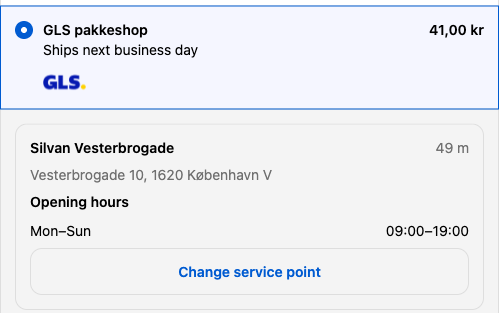 Shopify checkout med leveringsmetoden GLS pakkeshop valgt. Nedenunder står den nærmeste pakkeshop med afstand, adresse og åbningstider og en knap Skift pakkeshop