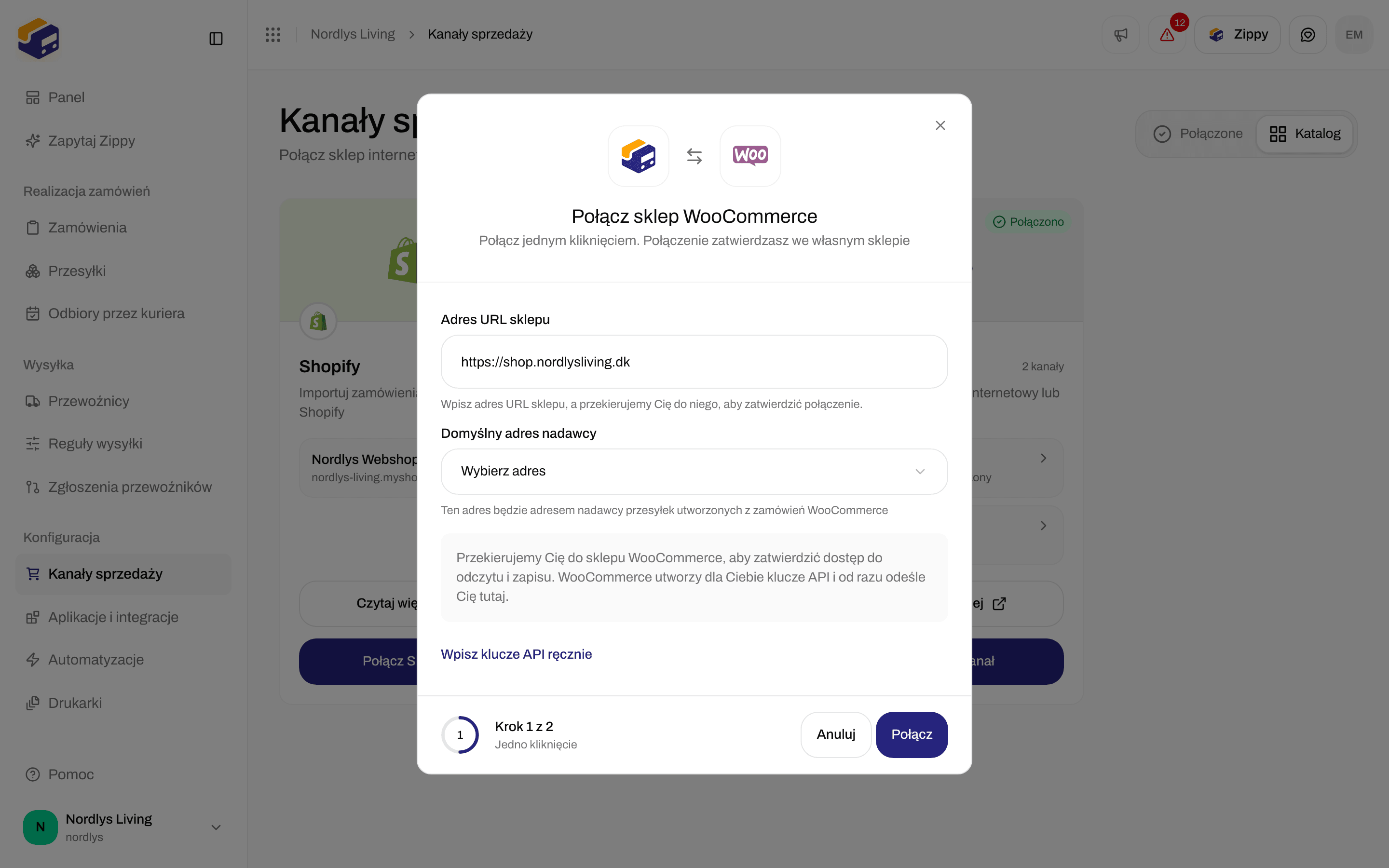 Okno Połącz sklep WooCommerce na kroku Jedno kliknięcie z polami Adres URL sklepu, Domyślny adres nadawcy, przyciskiem Połącz i opcją Wpisz klucze API ręcznie