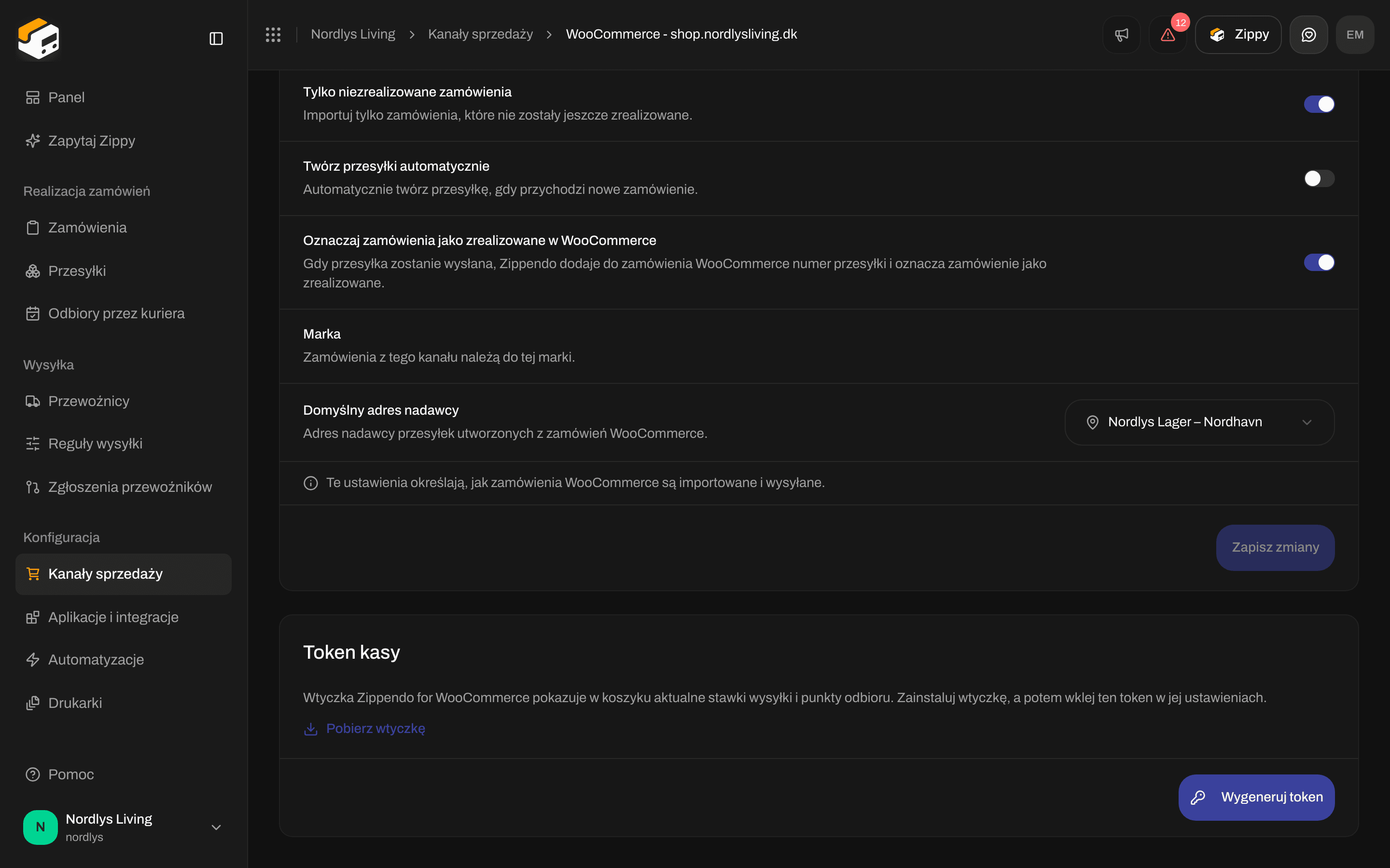 Karta WooCommerce Zamówienia i koszyk z przełącznikami synchronizacji zamówień, polem Marka i Domyślnym adresem nadawcy