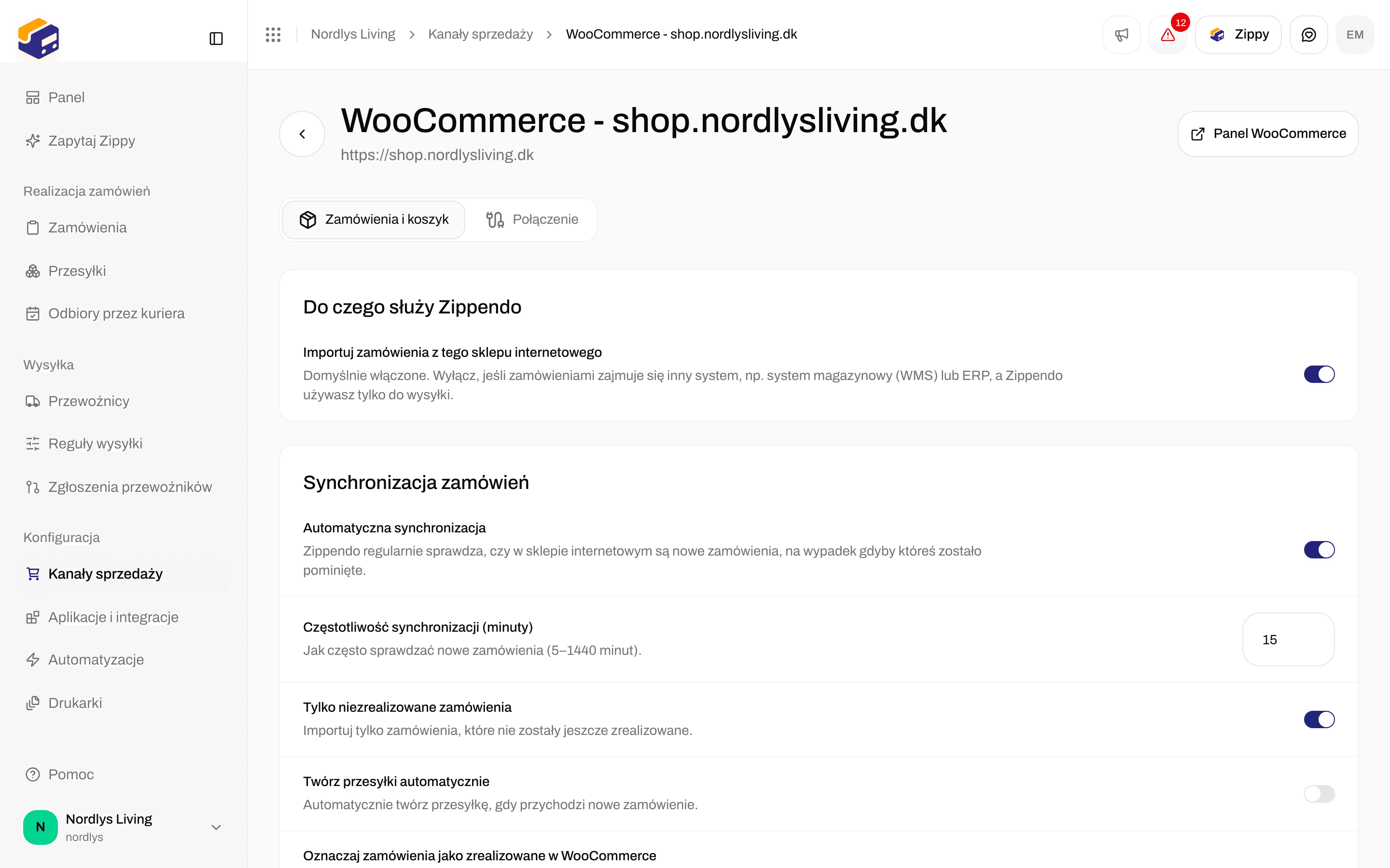 Karta WooCommerce Zamówienia i koszyk z przełącznikami synchronizacji zamówień, polem Marka i Domyślnym adresem nadawcy