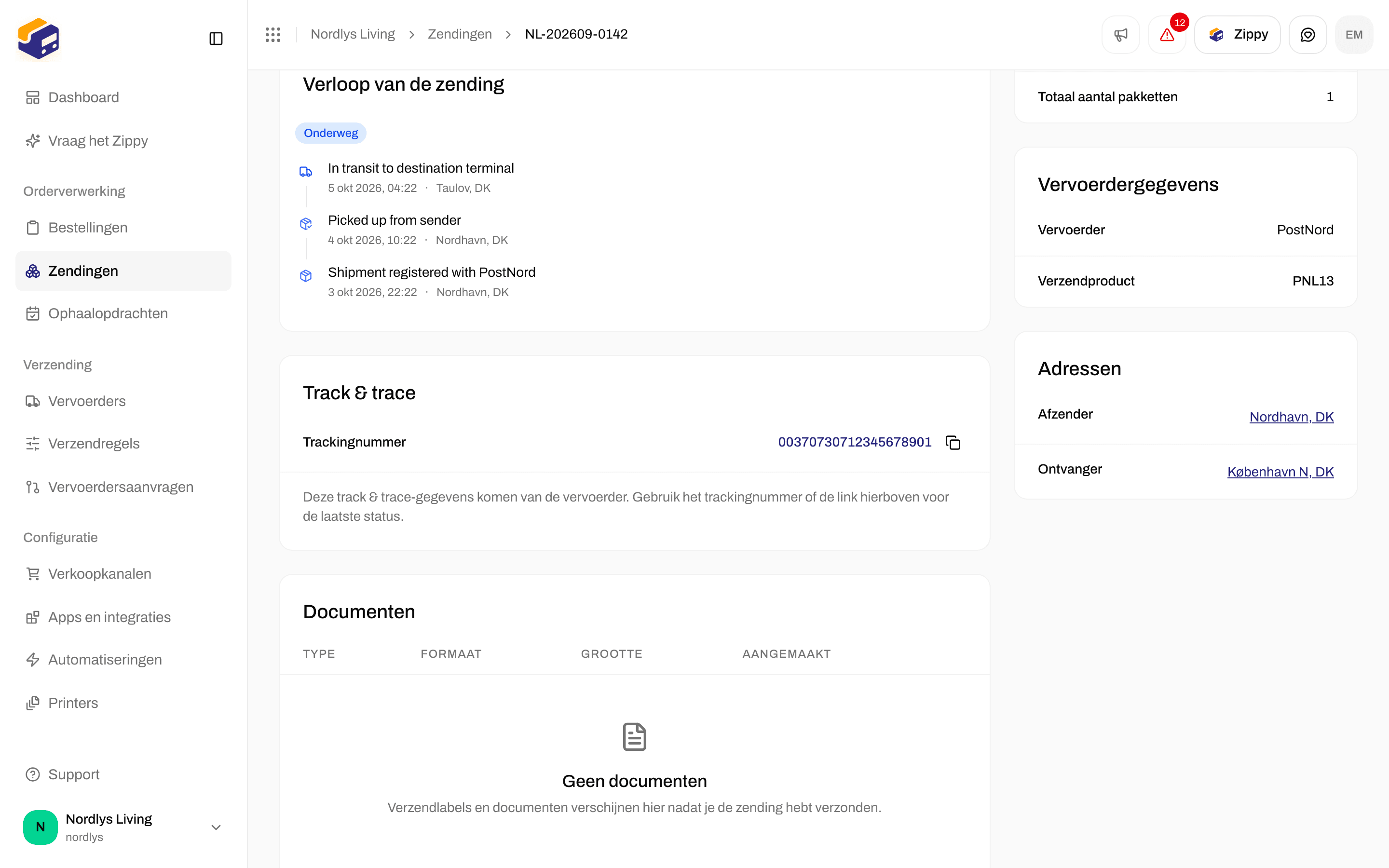 Trackingsecties van een zending met de status Onderweg, de lijst met scans en het trackingnummer