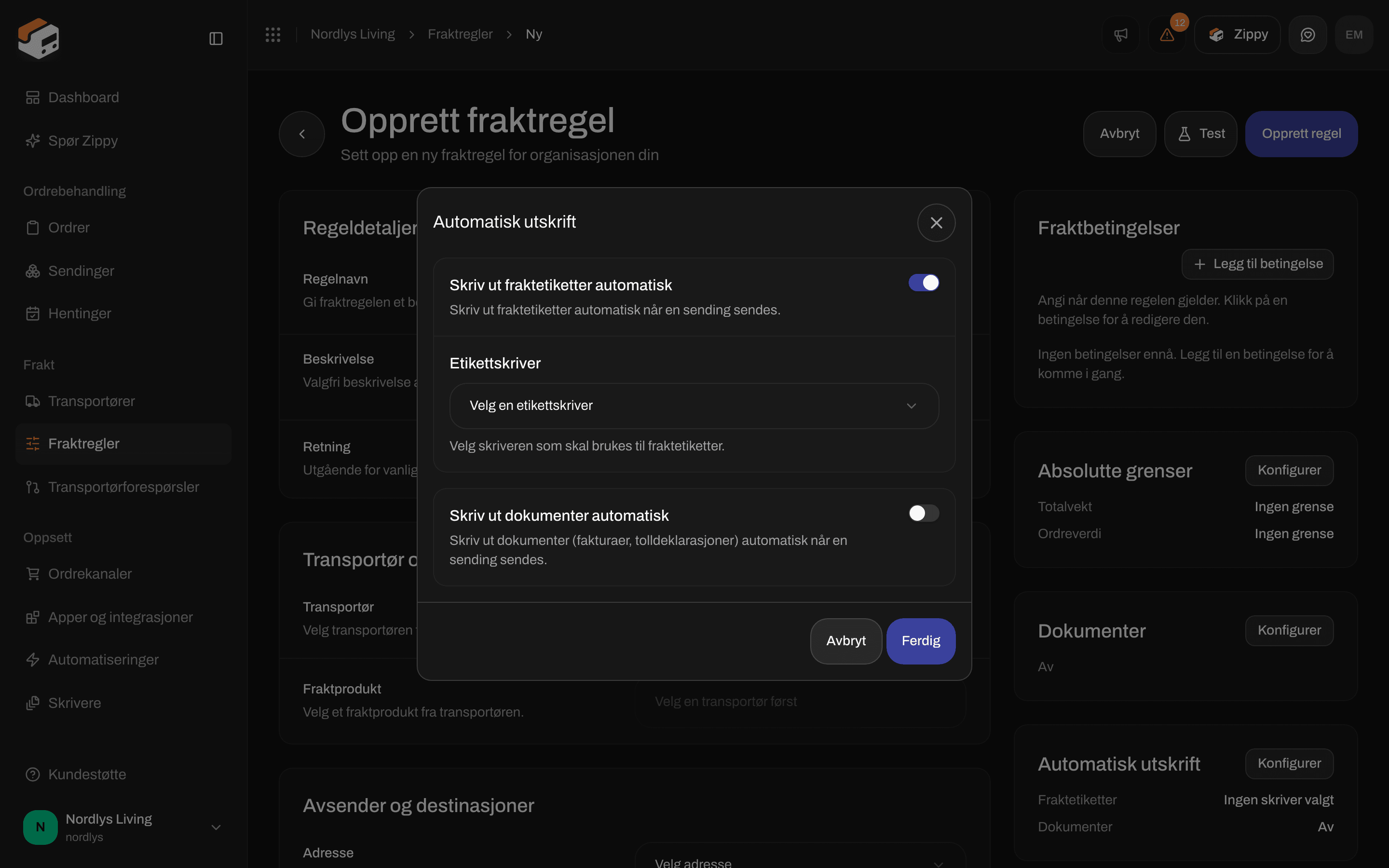 Dialogen Automatisk utskrift på en fraktregel med Skriv ut fraktetiketter automatisk slått på og listen Etikettskriver