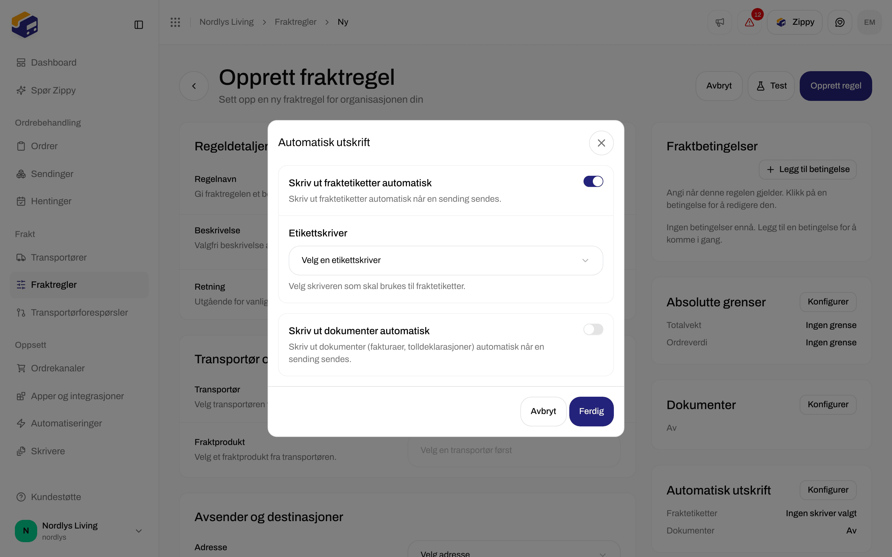 Dialogen Automatisk utskrift på en fraktregel med Skriv ut fraktetiketter automatisk slått på og listen Etikettskriver