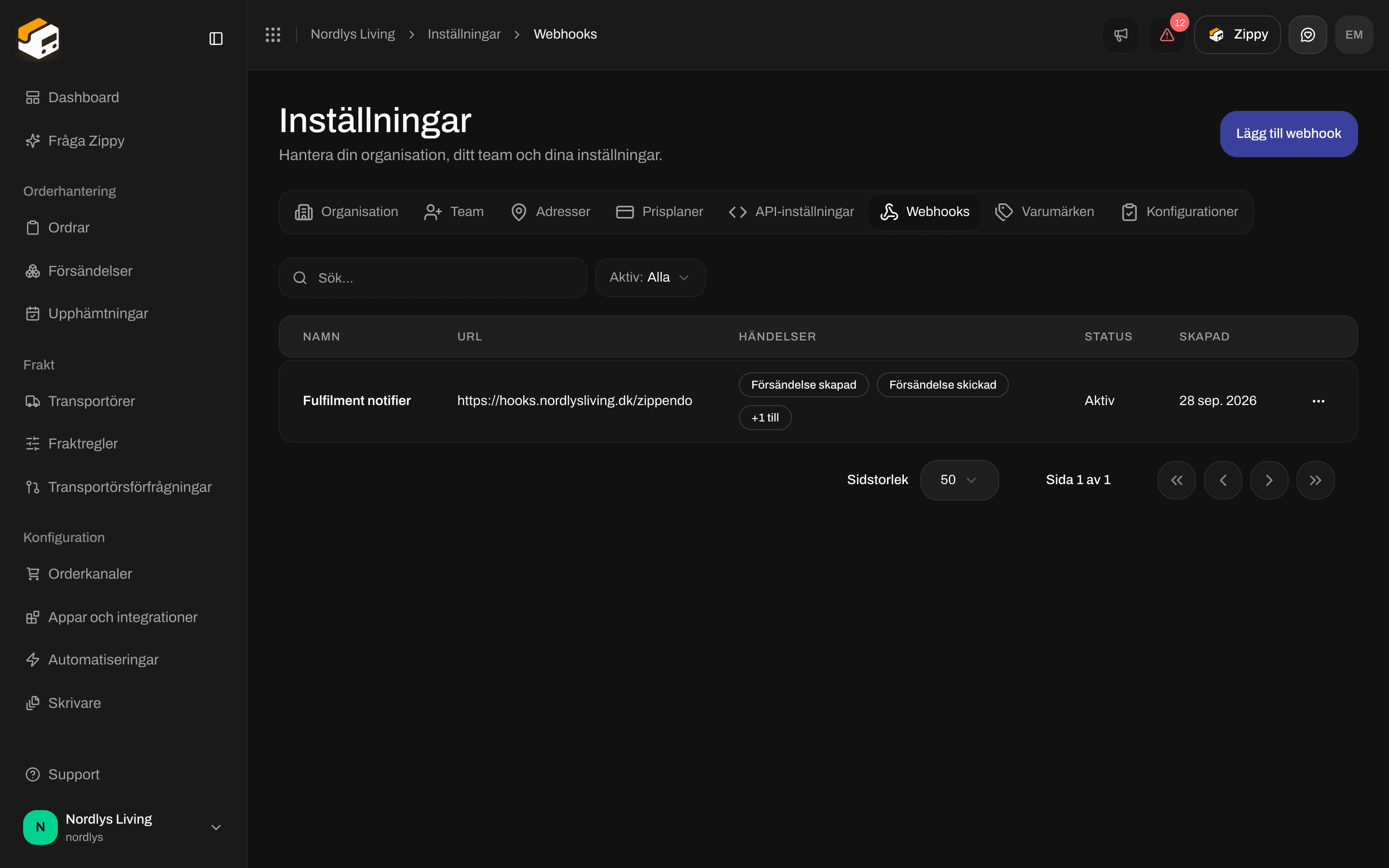 Webhooklistan under Inställningar med en webhook som prenumererar på försändelse- och spårningshändelser