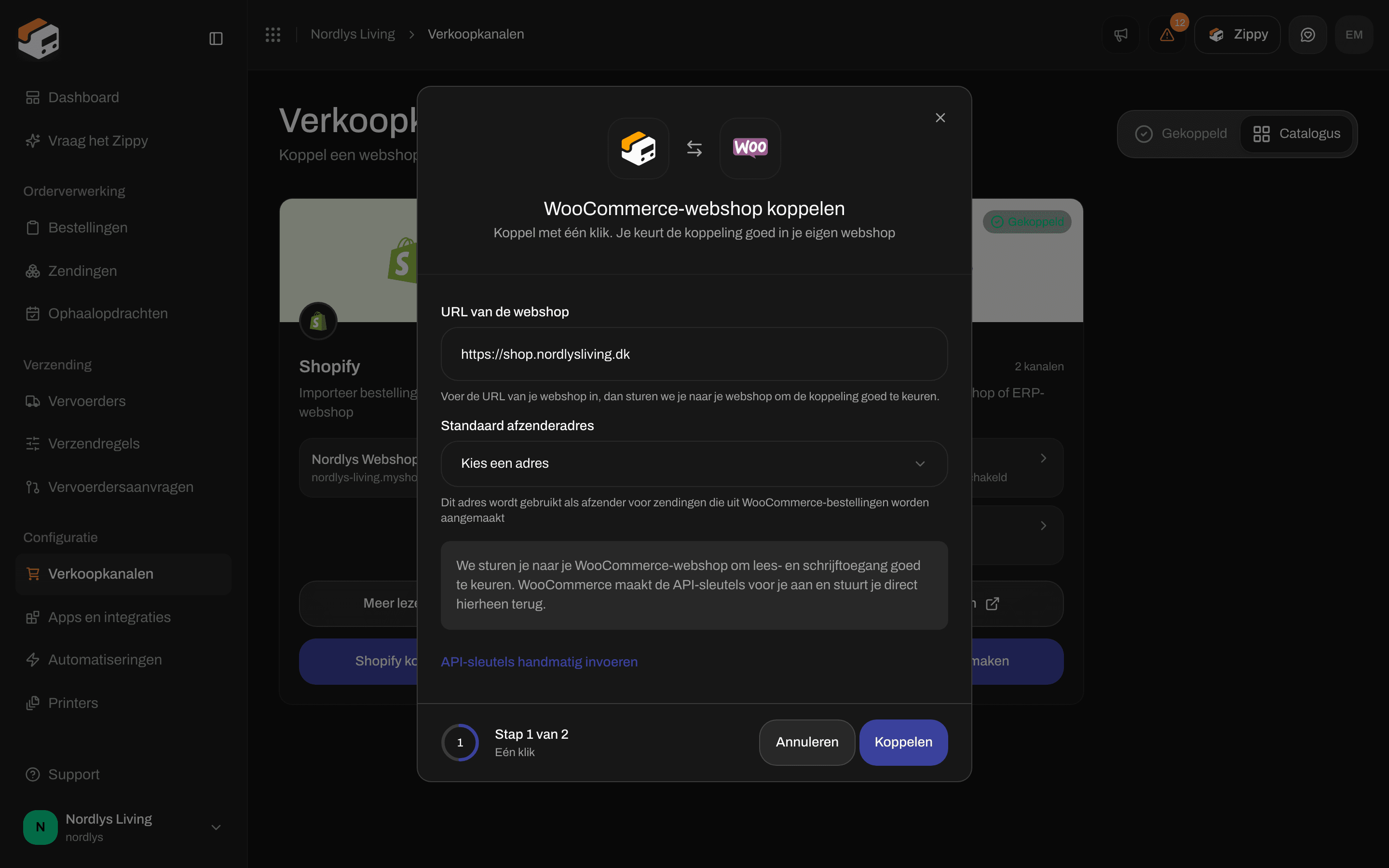 Venster WooCommerce-webshop koppelen bij de stap Eén klik met URL van de webshop, Standaard afzenderadres, Koppelen en API-sleutels handmatig invoeren