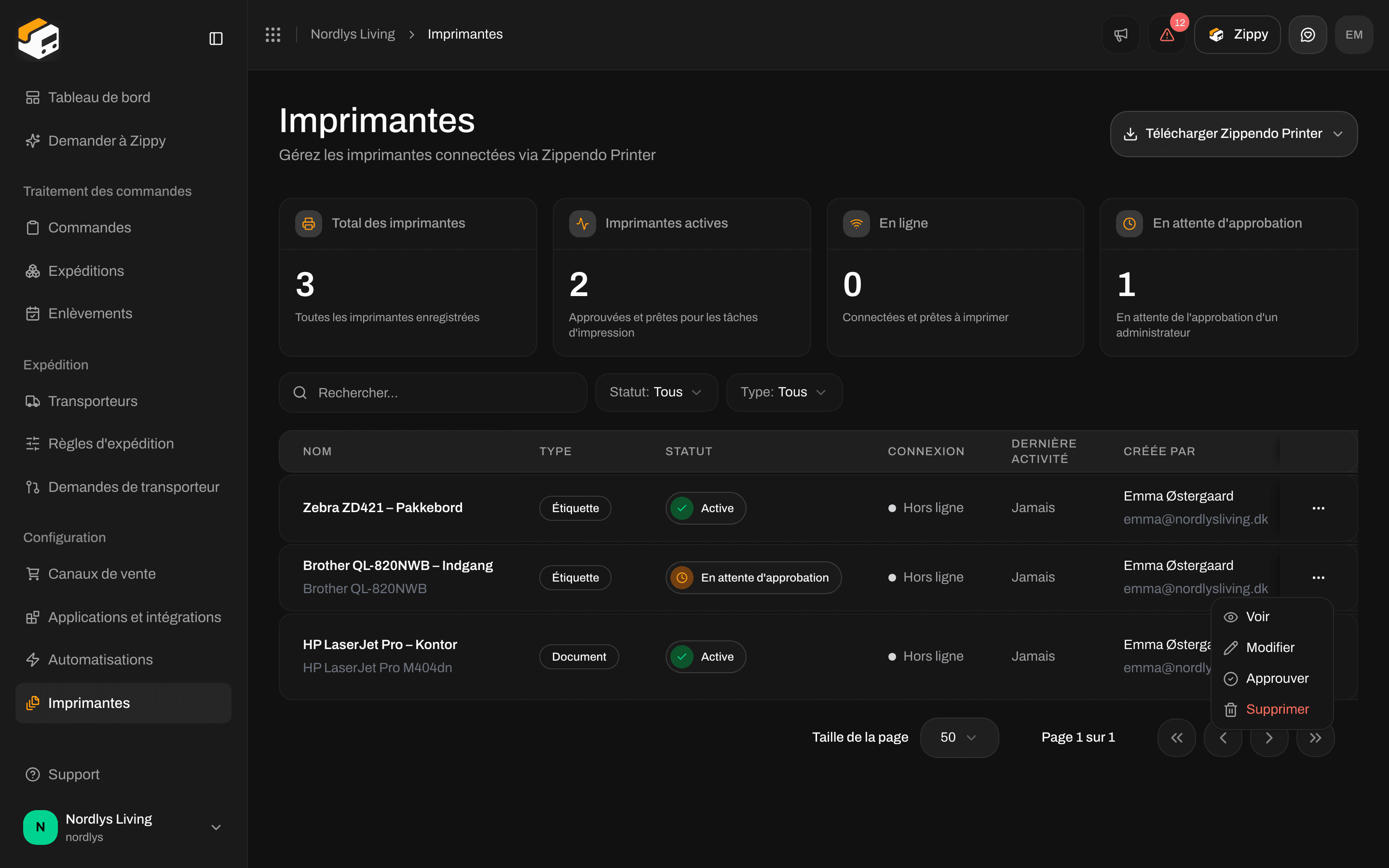 Page Imprimantes avec une imprimante En attente d'approbation et l'action Approuver dans le menu de la ligne