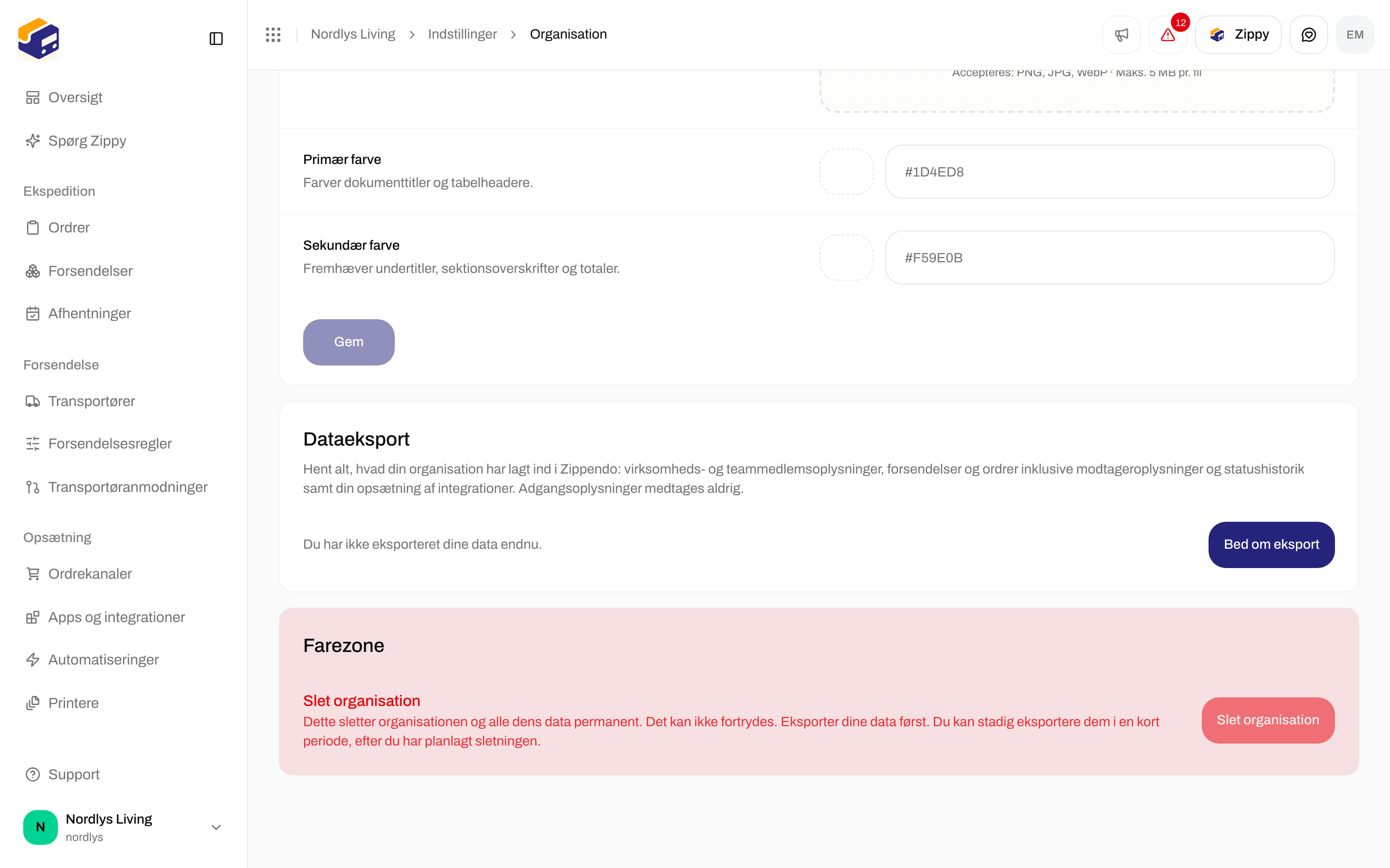 Fanen Organisation scrollet til brandingfarverne, Dataeksport med Bed om eksport og Farezone med en nedtonet knap til Slet organisation