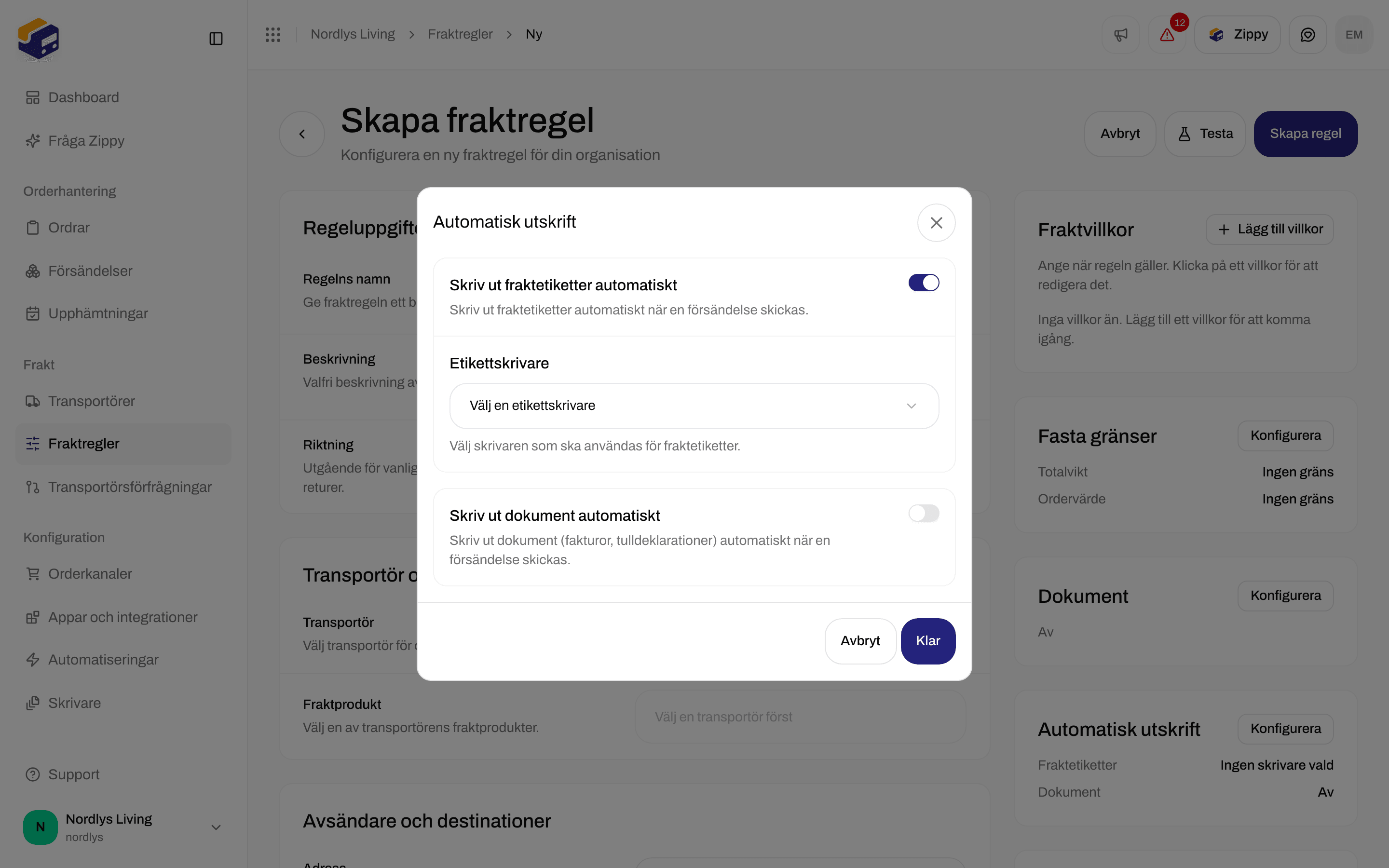 Dialogrutan Automatisk utskrift på en fraktregel med Skriv ut fraktetiketter automatiskt påslaget och listan Etikettskrivare
