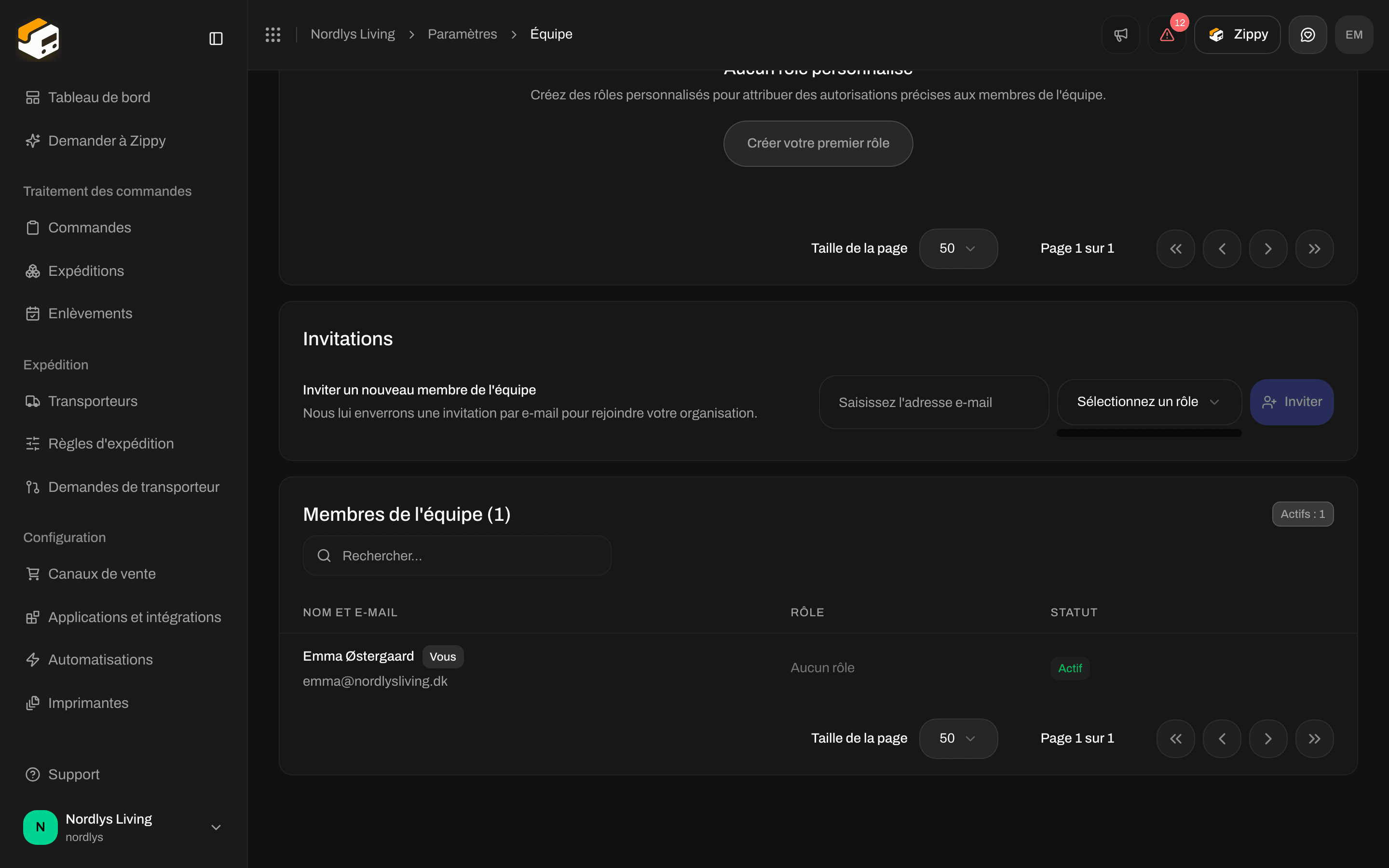 Ligne Inviter un nouveau membre de l'équipe avec la liste Sélectionnez un rôle ouverte et aucun rôle personnalisé pour l'instant