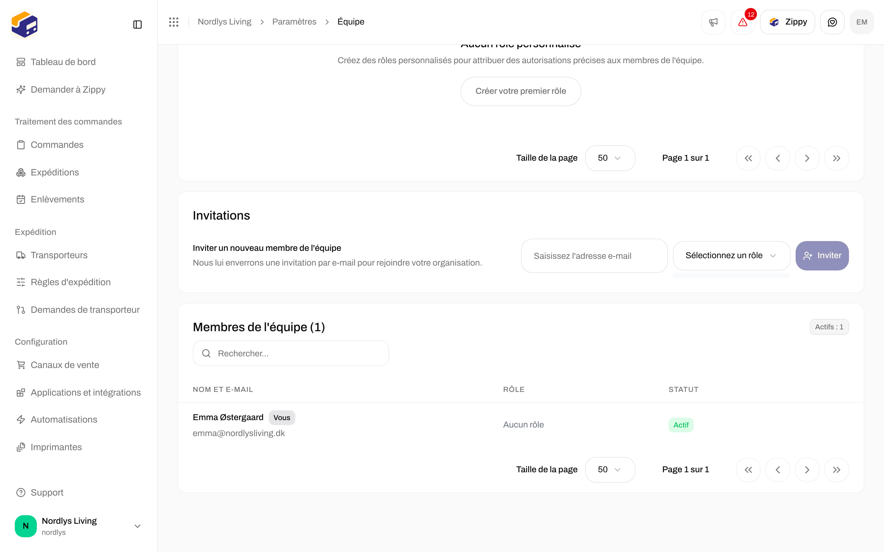 Ligne Inviter un nouveau membre de l'équipe avec la liste Sélectionnez un rôle ouverte et aucun rôle personnalisé pour l'instant