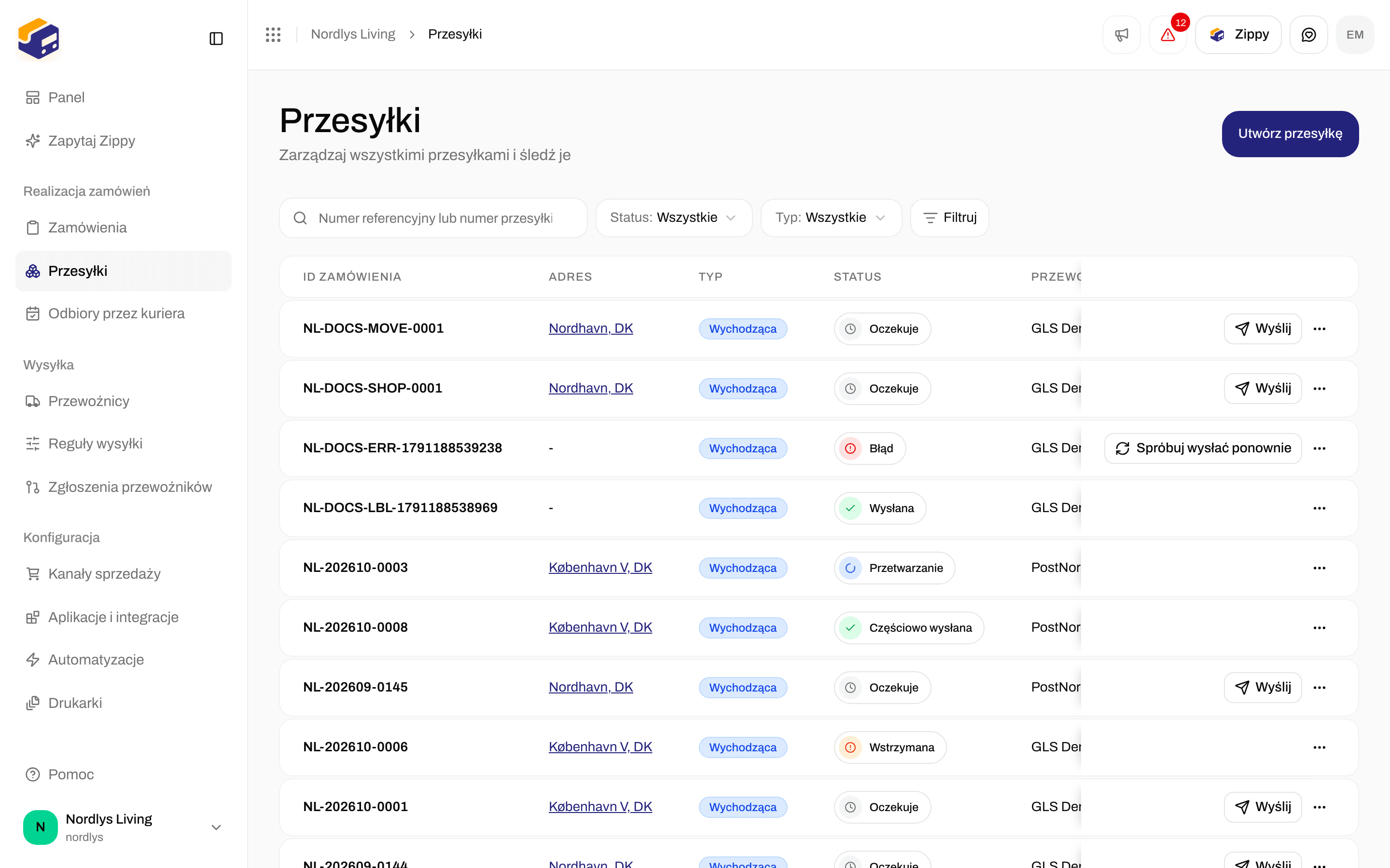 Lista przesyłek z numerami referencyjnymi, statusami, przewoźnikami i przyciskiem Utwórz przesyłkę
