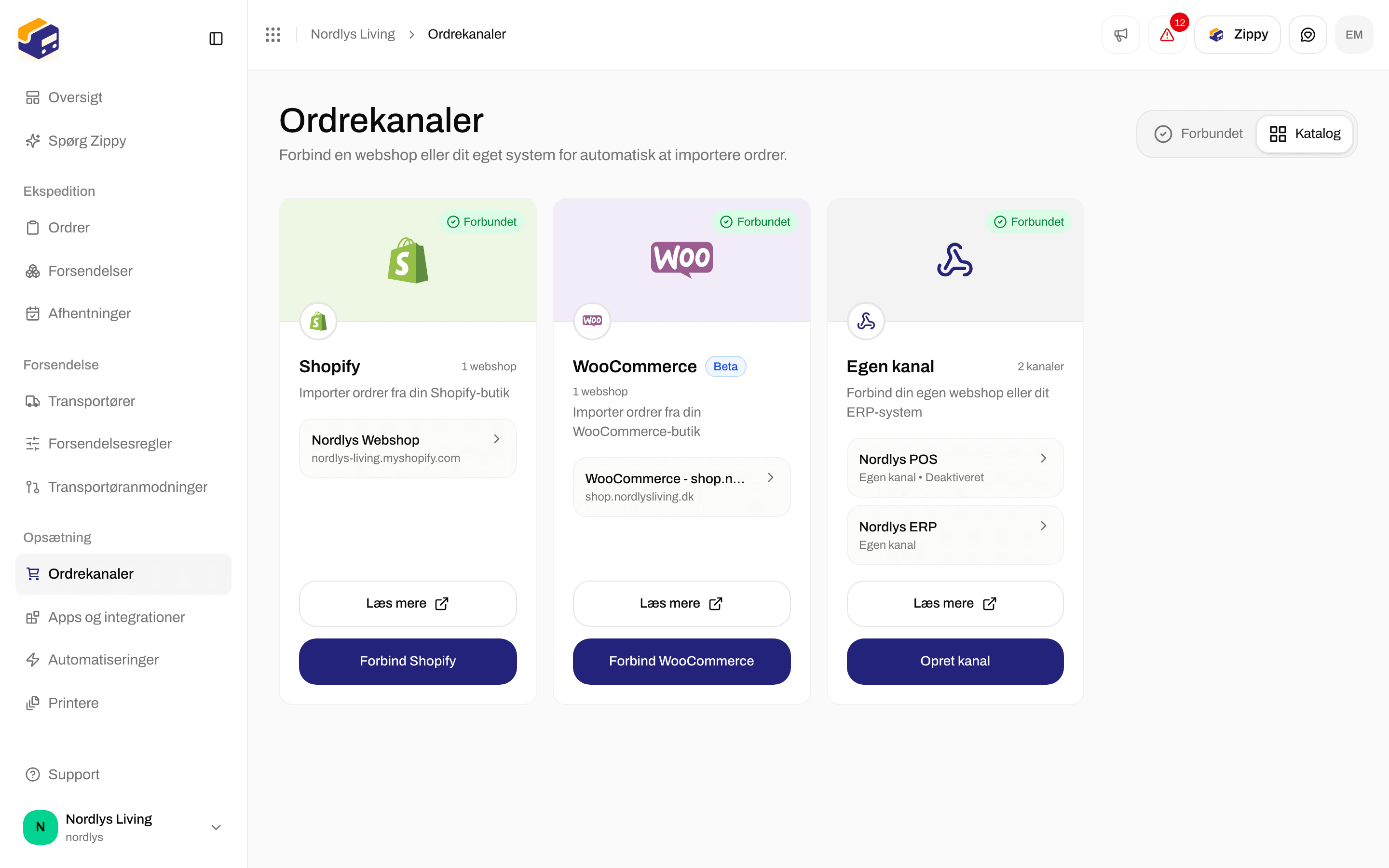 Fanen Katalog med kortene Shopify, WooCommerce og Egen kanal. Shopify-kortet siger Importer ordrer fra din Shopify-butik og har en knap Forbind Shopify