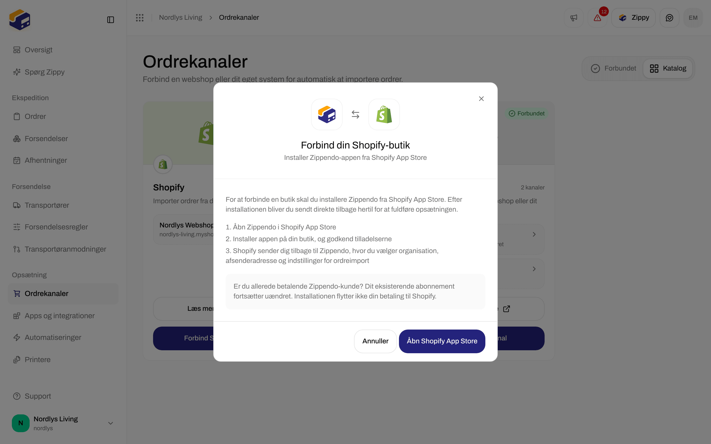 Vindue med titlen Forbind din Shopify-butik med tre trin: åbn App Store-siden, installer og godkend tilladelserne, og Shopify sender dig tilbage til Zippendo, hvor du vælger organisation, afsenderadresse og indstillinger for ordreimport