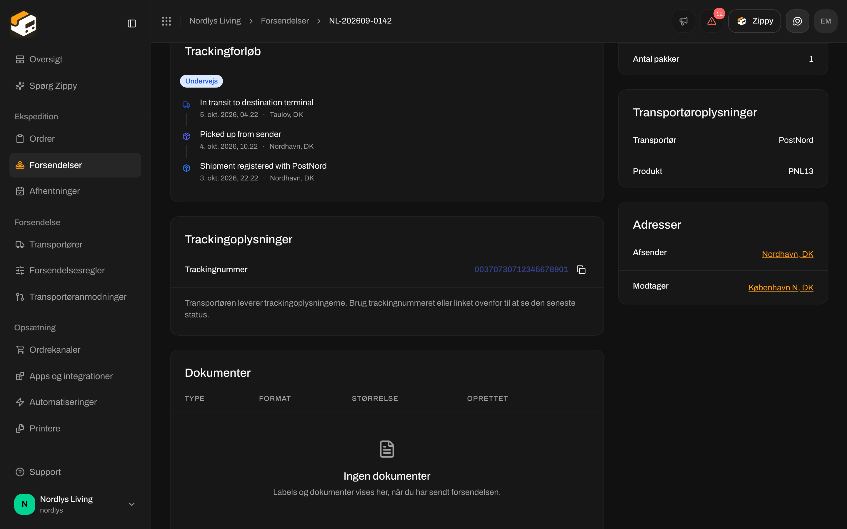 Forsendelsens kort Trackingforløb med et badge for Undervejs, en liste over trackinghændelser og trackingnummeret