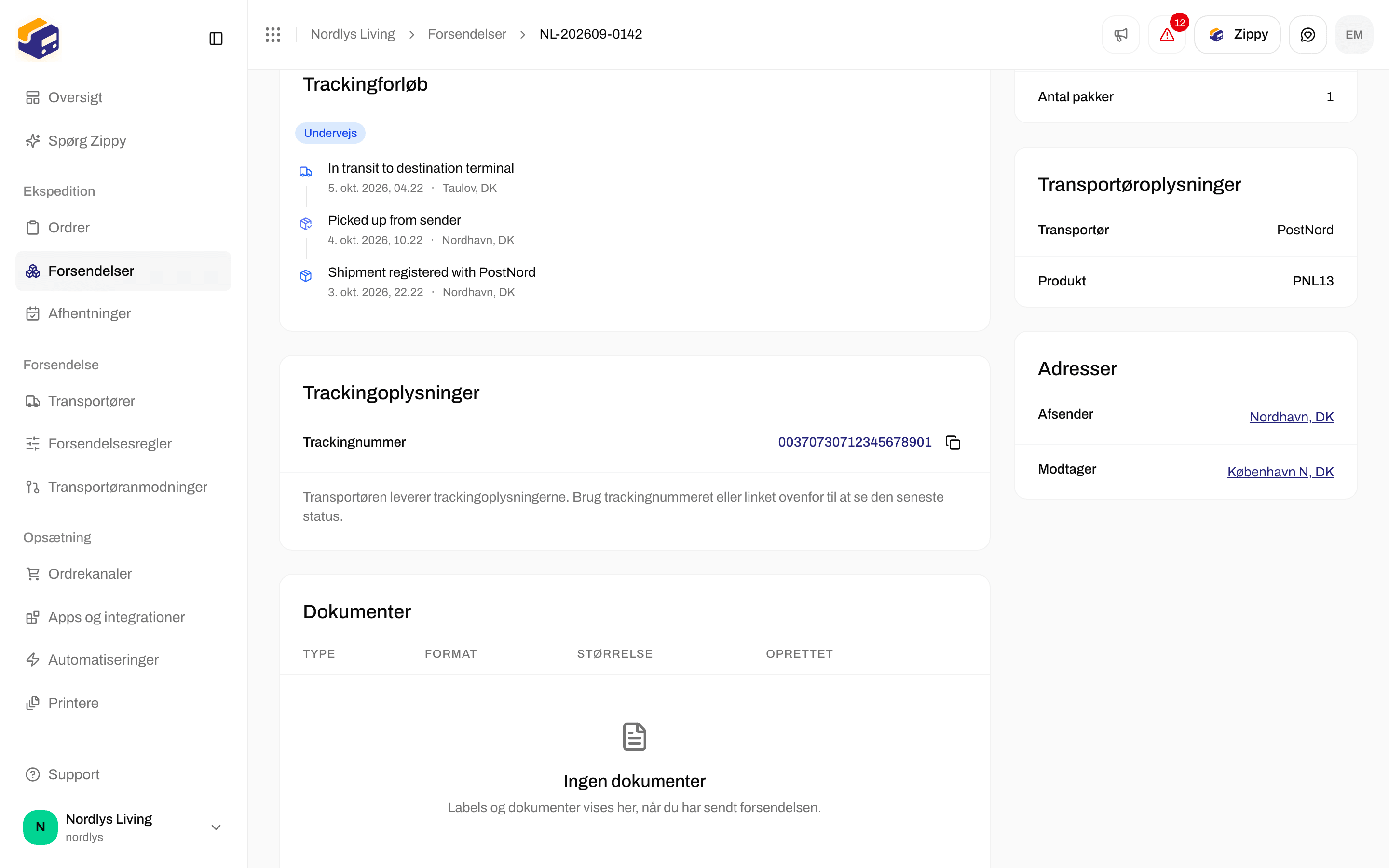 Forsendelsens kort Trackingforløb med et badge for Undervejs, en liste over trackinghændelser og trackingnummeret