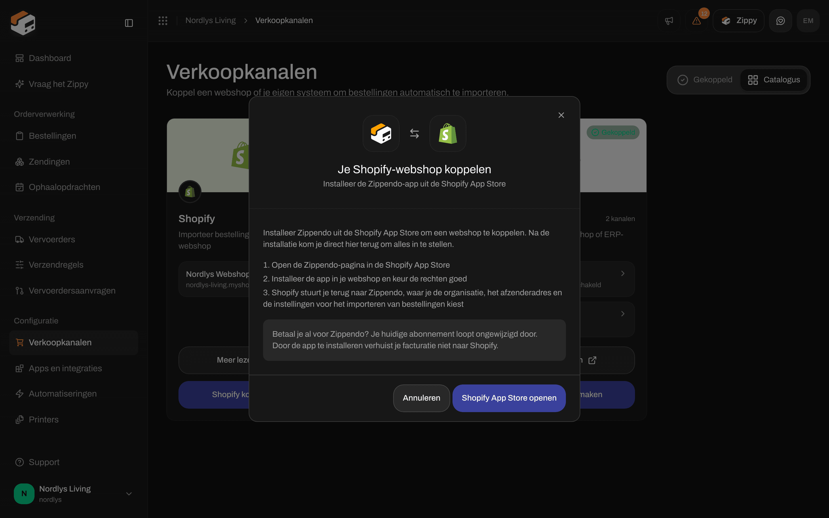 Venster met de titel Je Shopify-webshop koppelen met drie stappen: de vermelding in de App Store openen, installeren en de rechten goedkeuren, en dan stuurt Shopify je terug naar Zippendo om de organisatie, het afzenderadres en de instellingen voor bestellingen importeren te kiezen