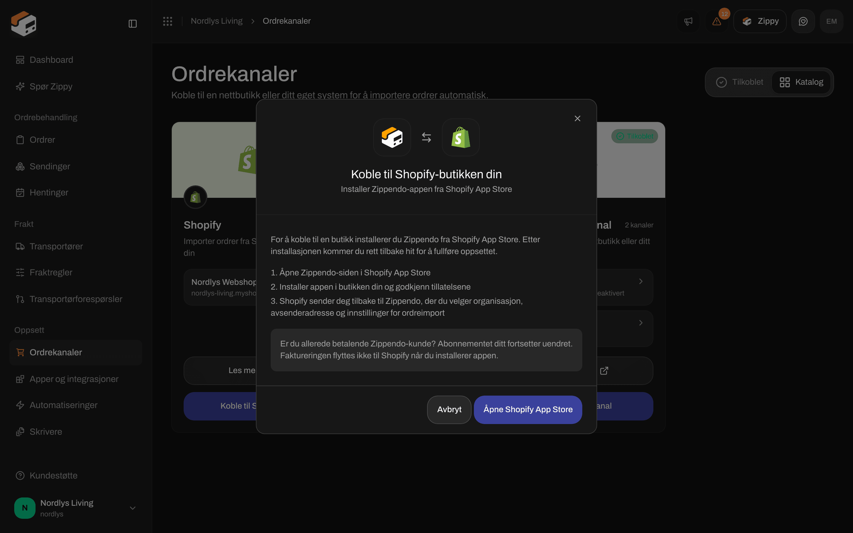 Vindu med tittelen Koble til Shopify-butikken din med tre trinn: åpne oppføringen i App Store, installer og godkjenn tillatelsene, og så sender Shopify deg tilbake til Zippendo for å velge organisasjon, avsenderadresse og innstillinger for ordreimport
