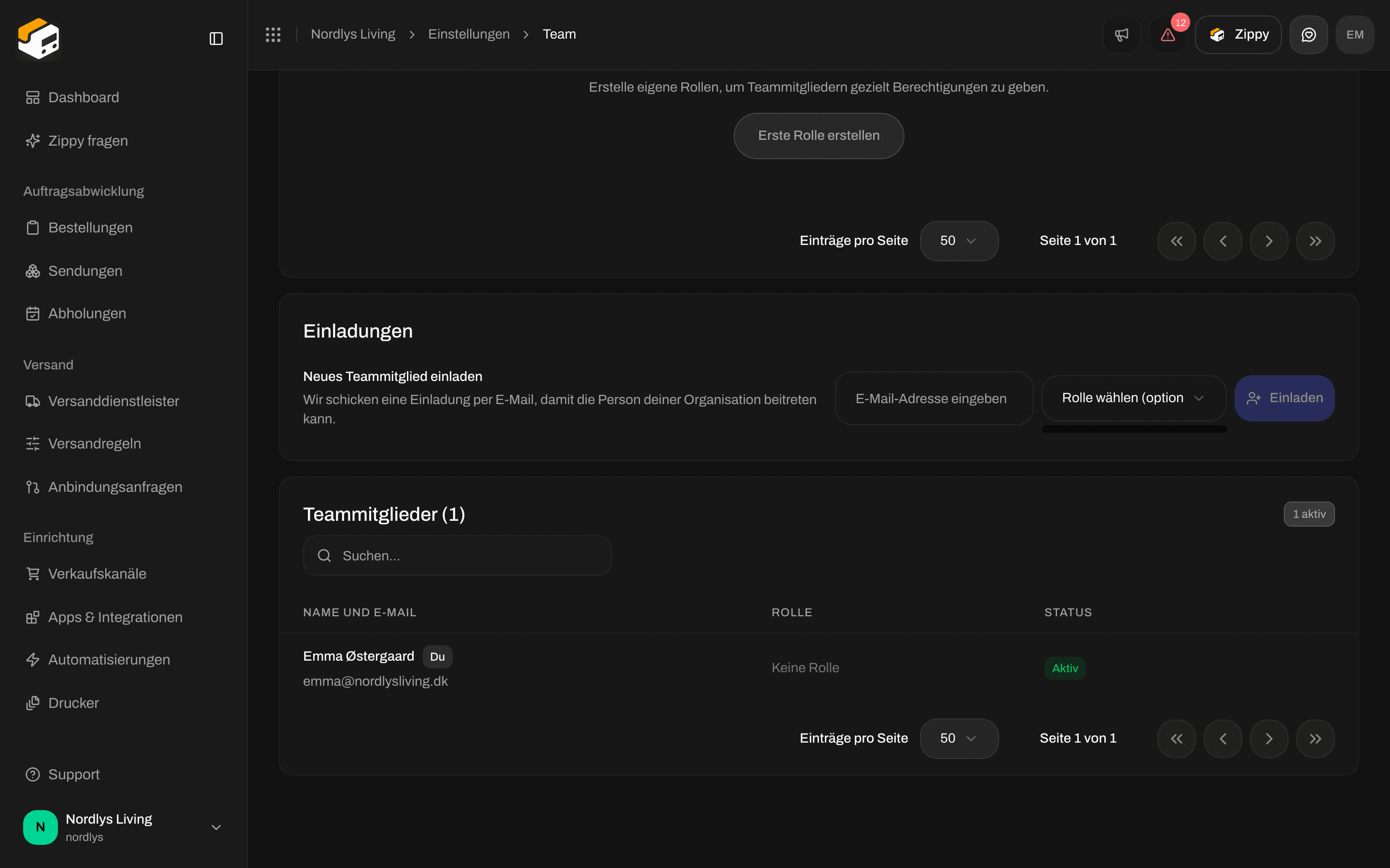 Zeile Neues Teammitglied einladen mit geöffneter Liste Rolle wählen und noch ohne eigene Rollen