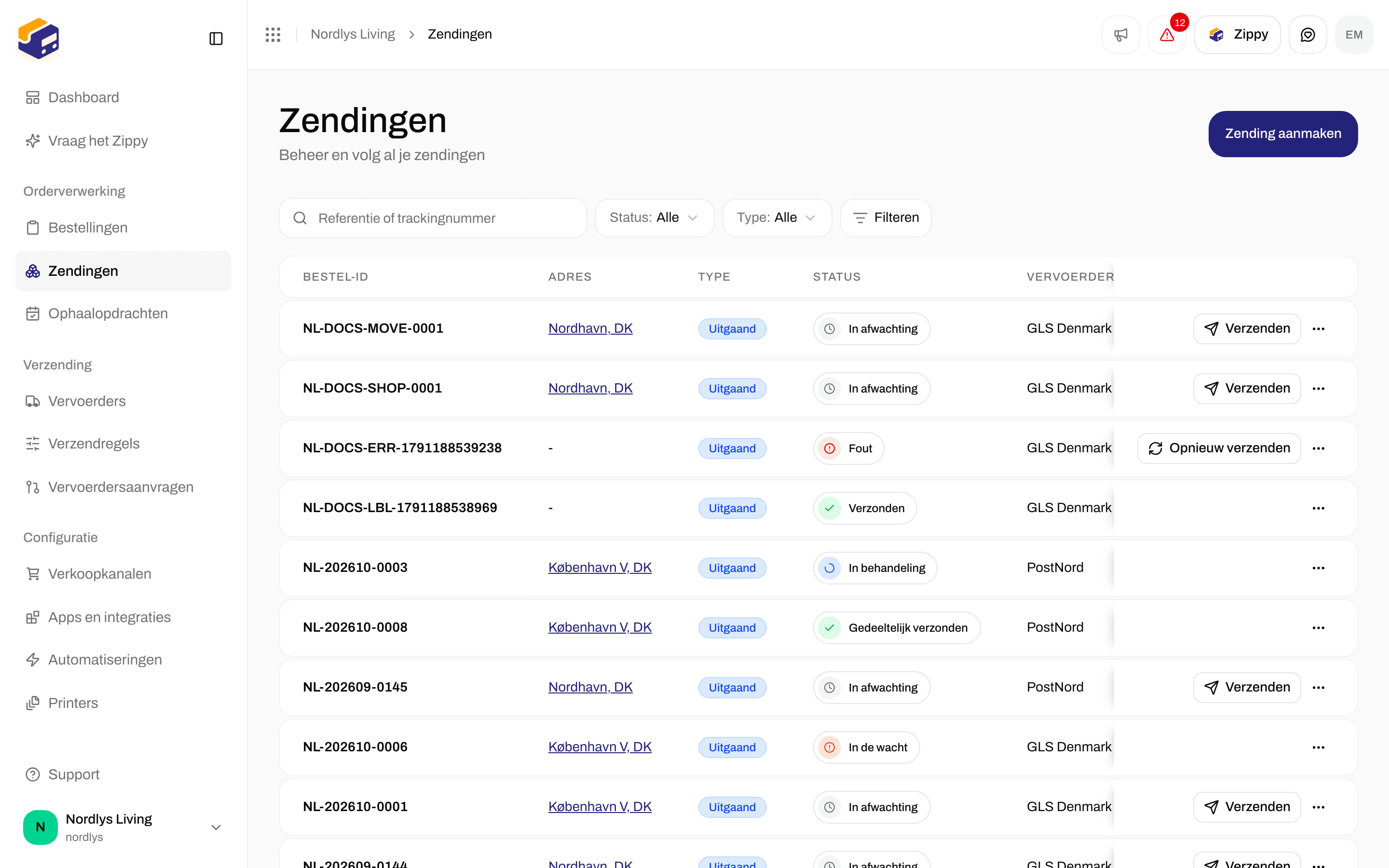 Zendingenlijst met het zoekvak Referentie of trackingnummer, de kiezers Status en Type en de knop Filteren