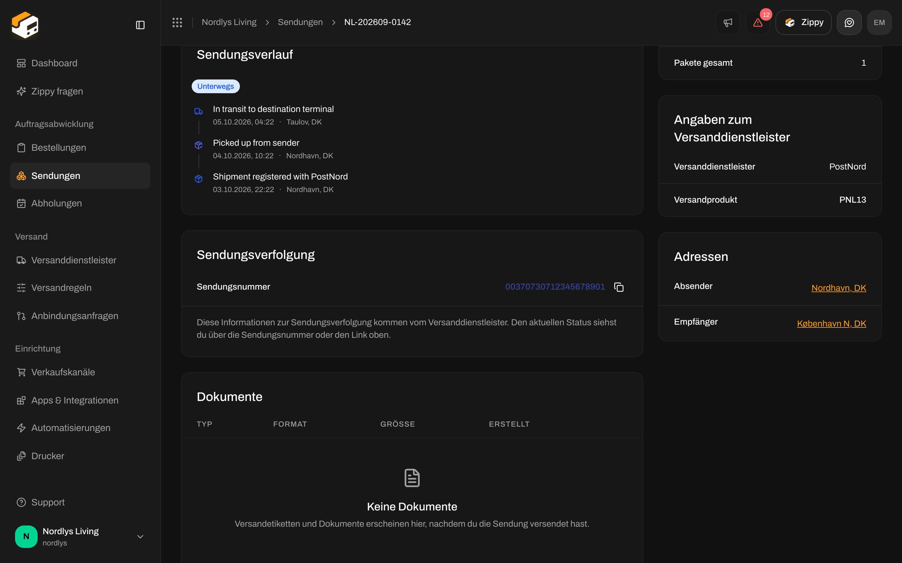 Abschnitte zur Sendungsverfolgung mit dem Status Unterwegs, der Liste der Scans und der Sendungsnummer