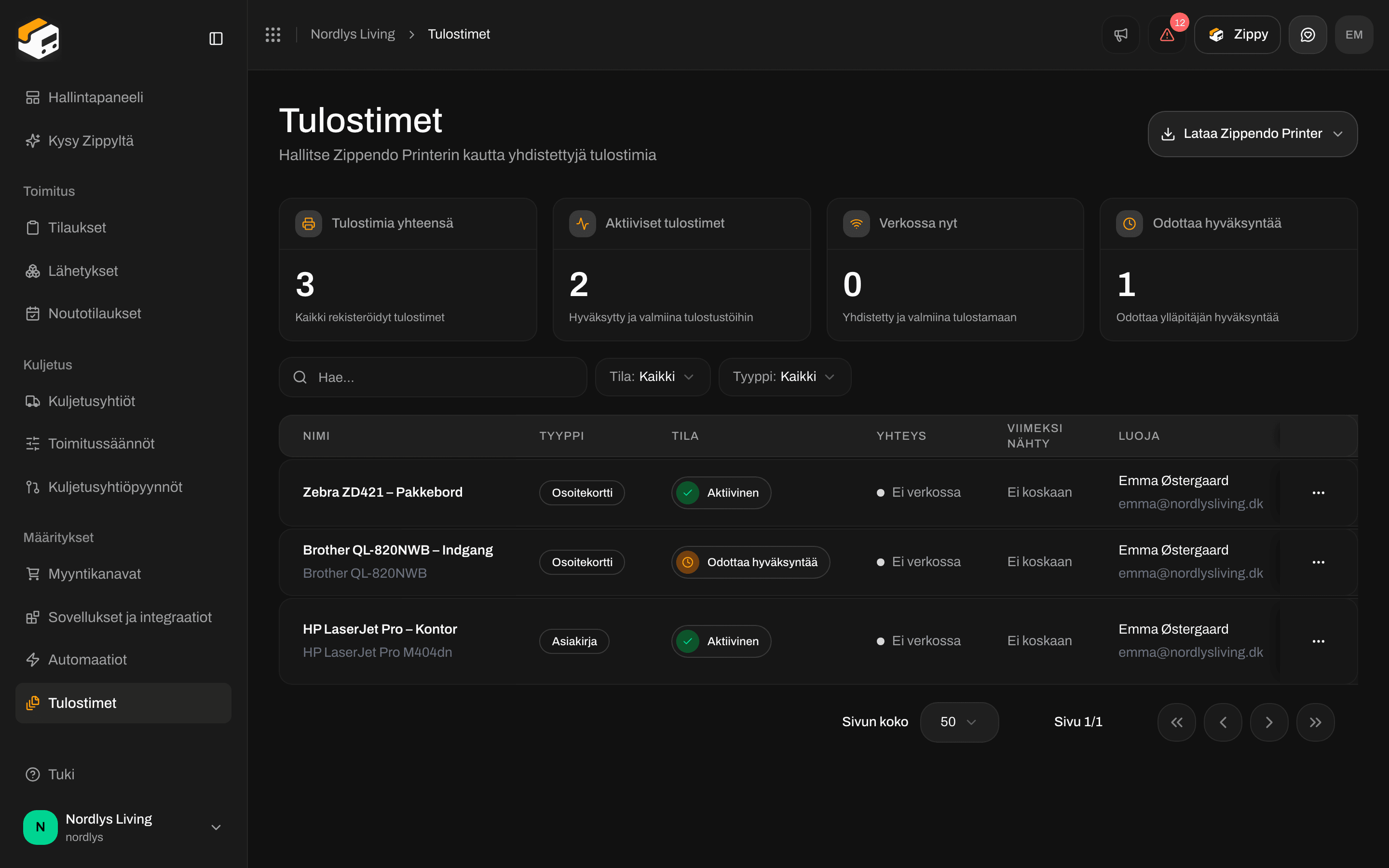 Tulostimet-sivu, jolla neljä laskuriruutua ja tarratulostin, joka on Aktiivinen ja Ei verkossa