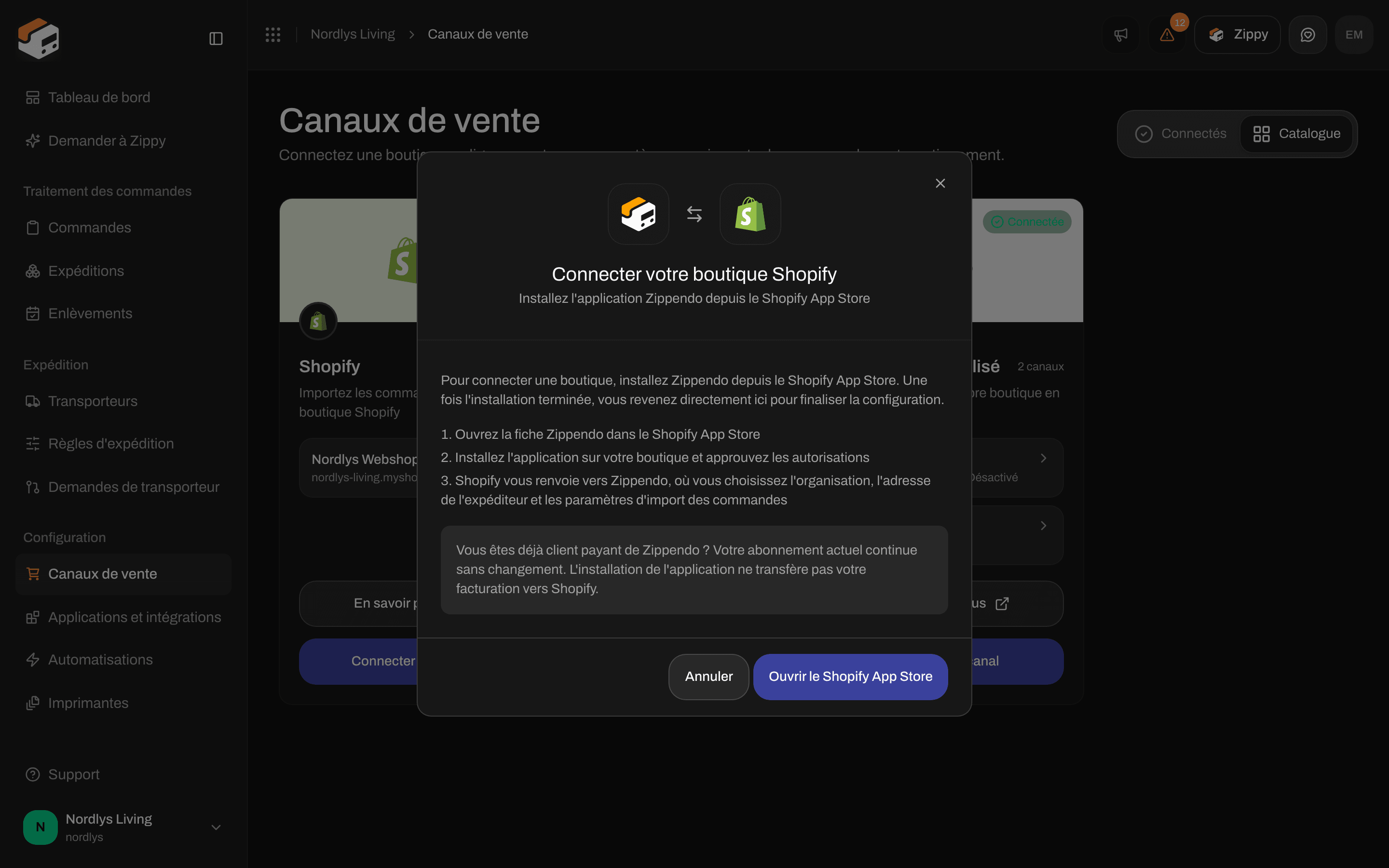 Fenêtre intitulée Connectez votre boutique Shopify avec trois étapes : ouvrir la fiche de l'App Store, installer et approuver les autorisations, puis Shopify vous renvoie vers Zippendo pour choisir l'organisation, l'adresse de l'expéditeur et les paramètres d'import des commandes