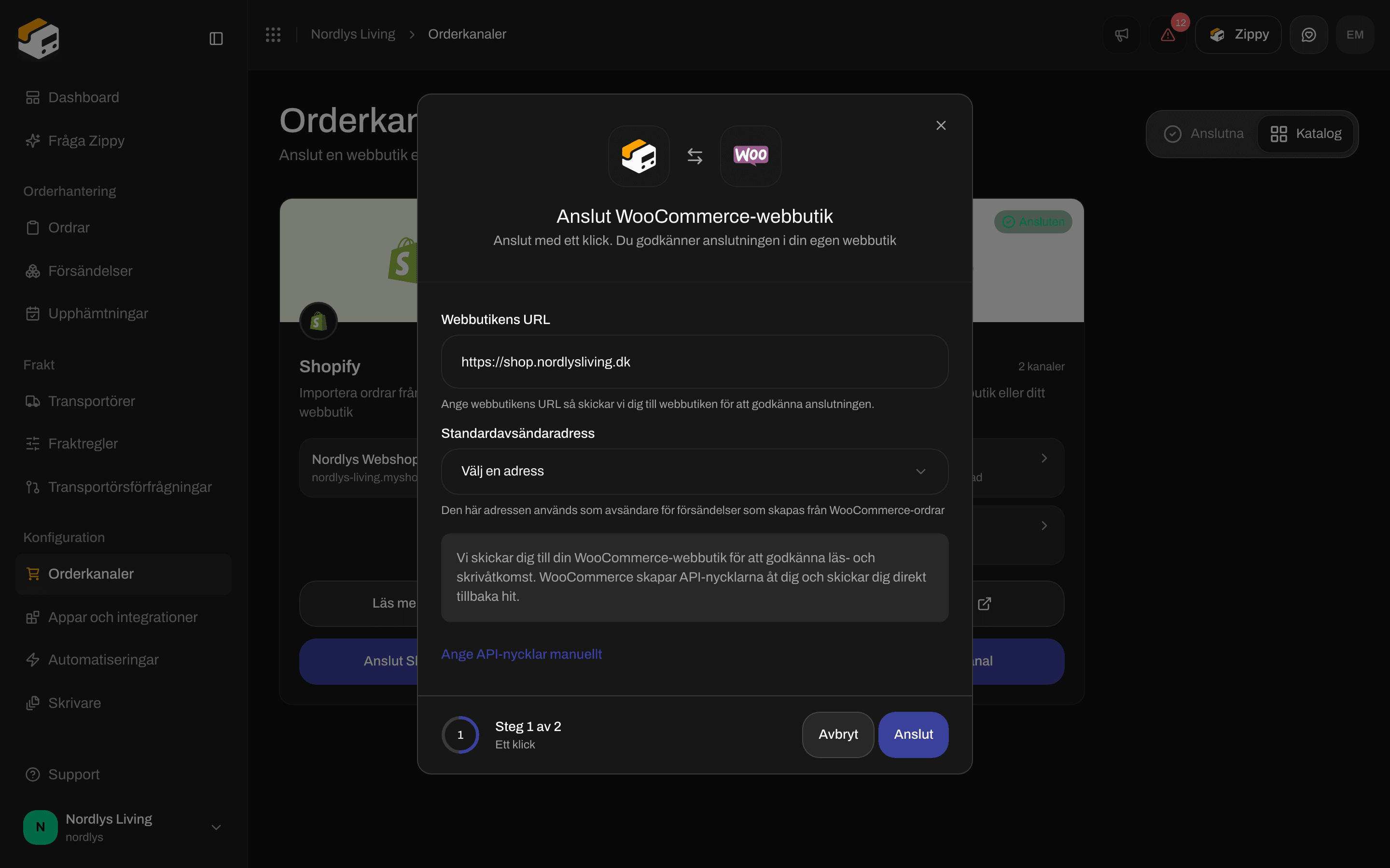 Fönstret Anslut WooCommerce-webbutik på steget Ett klick med Webbutikens URL, Standardavsändaradress, Anslut och Ange API-nycklar manuellt