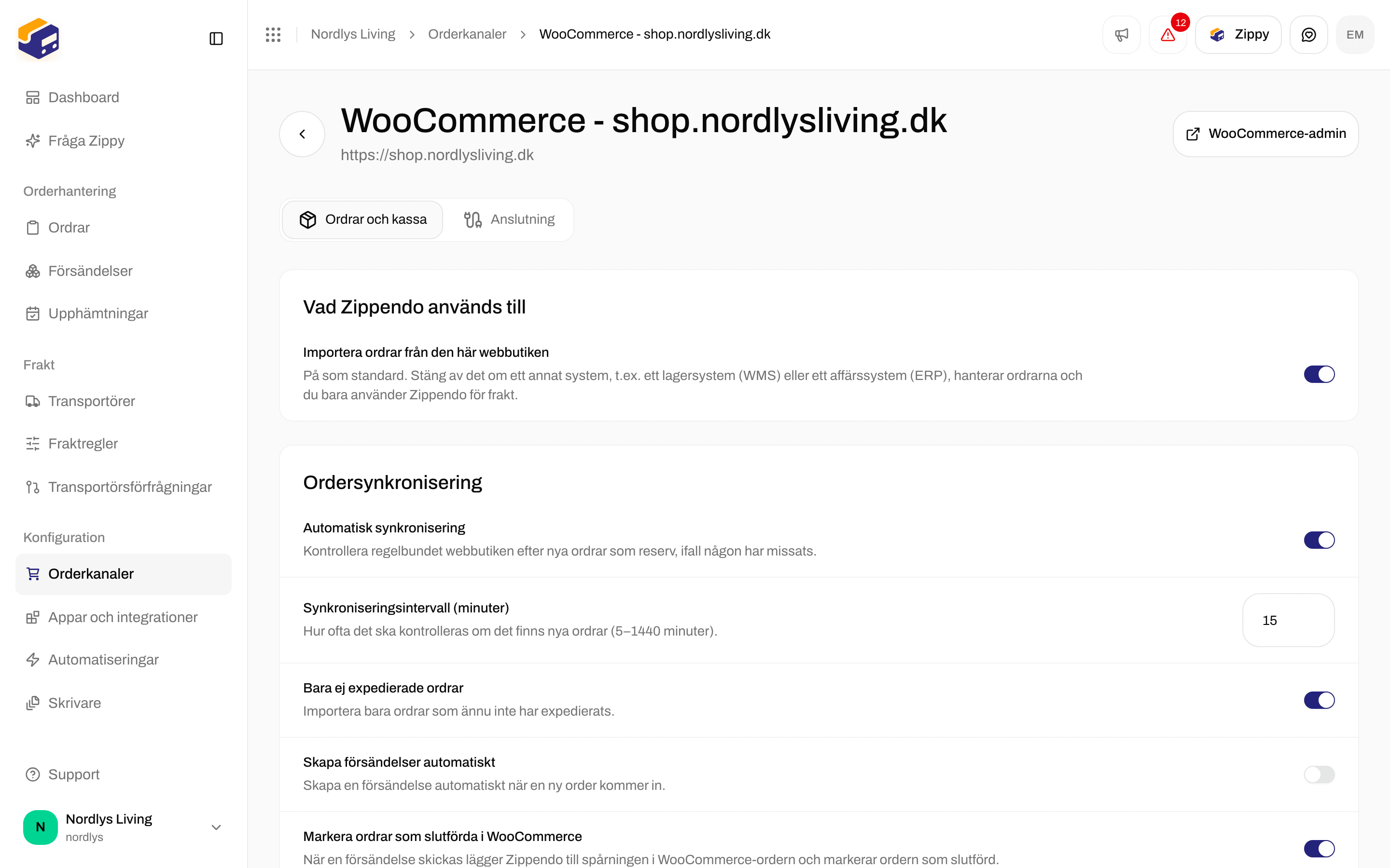 Fliken Ordrar och kassa för WooCommerce med reglage för ordersynkronisering, Varumärke och Standardavsändaradress