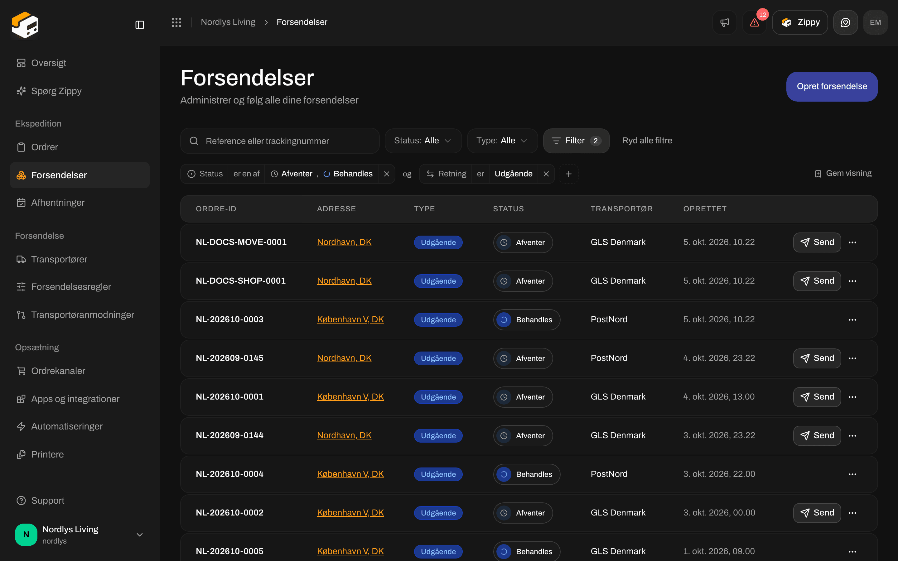 Forsendelsesliste med et Status-tag og et Retning-tag
