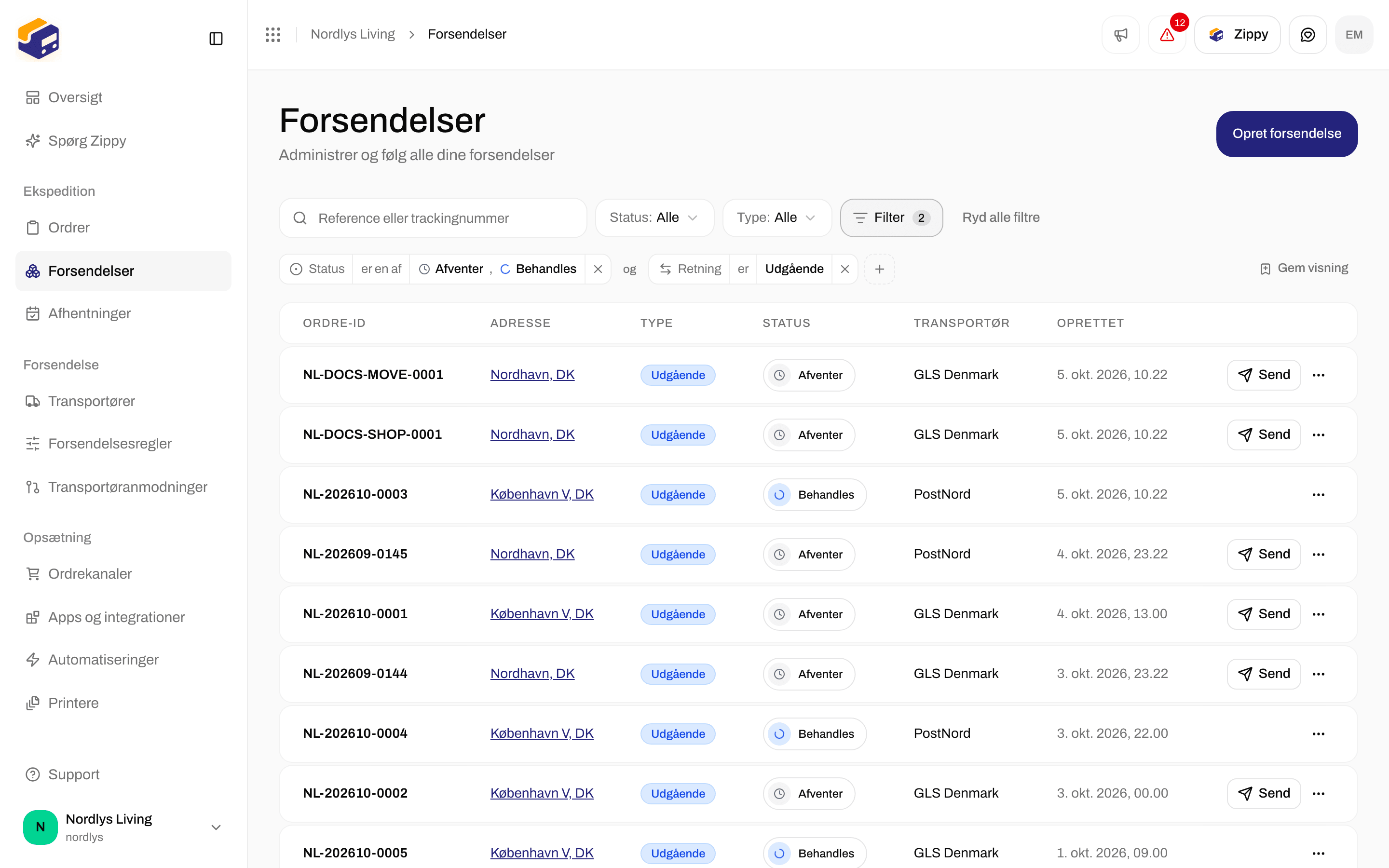 Forsendelsesliste med et Status-tag og et Retning-tag