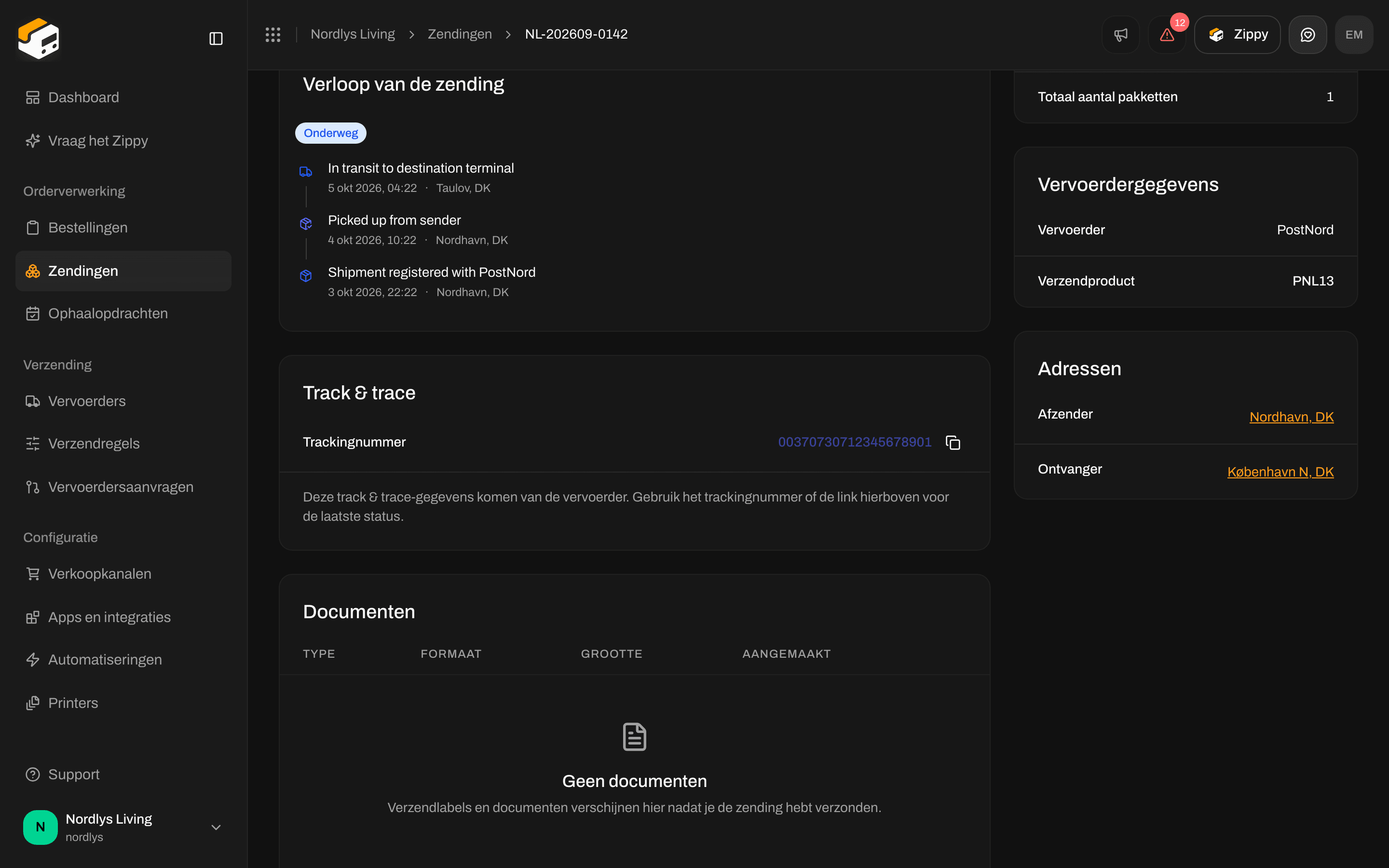 Kaart Verloop van de zending met een badge Onderweg, een lijst met trackinggebeurtenissen en het trackingnummer