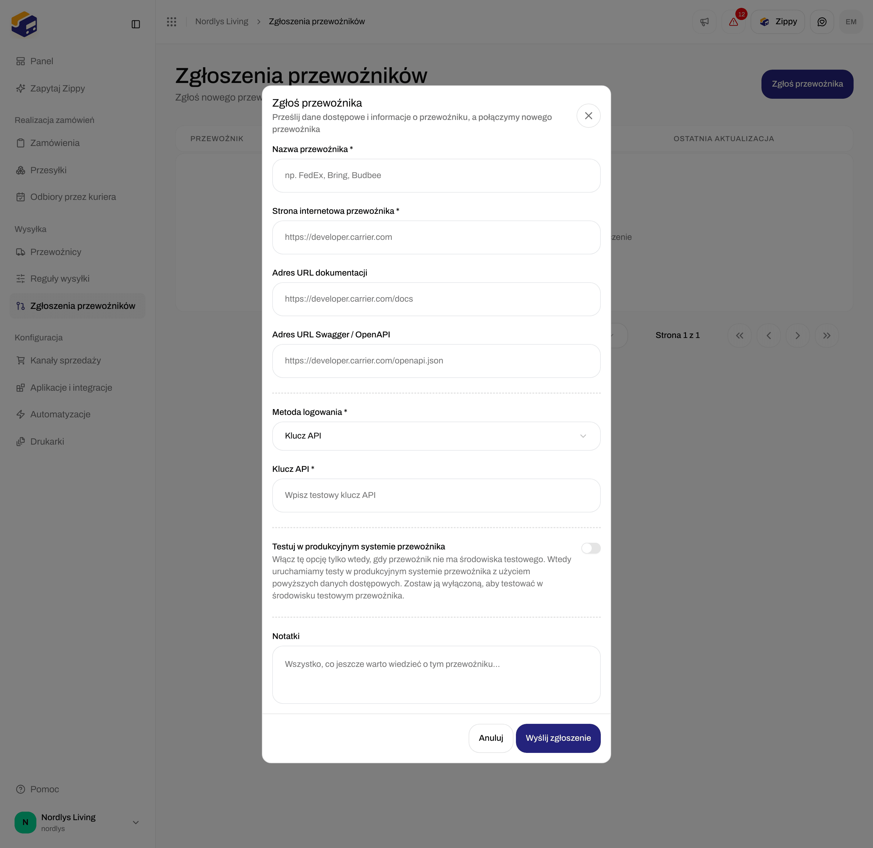 Okno Zgłoś przewoźnika przewinięte do przełącznika Testuj w produkcyjnym systemie przewoźnika i pola Notatki