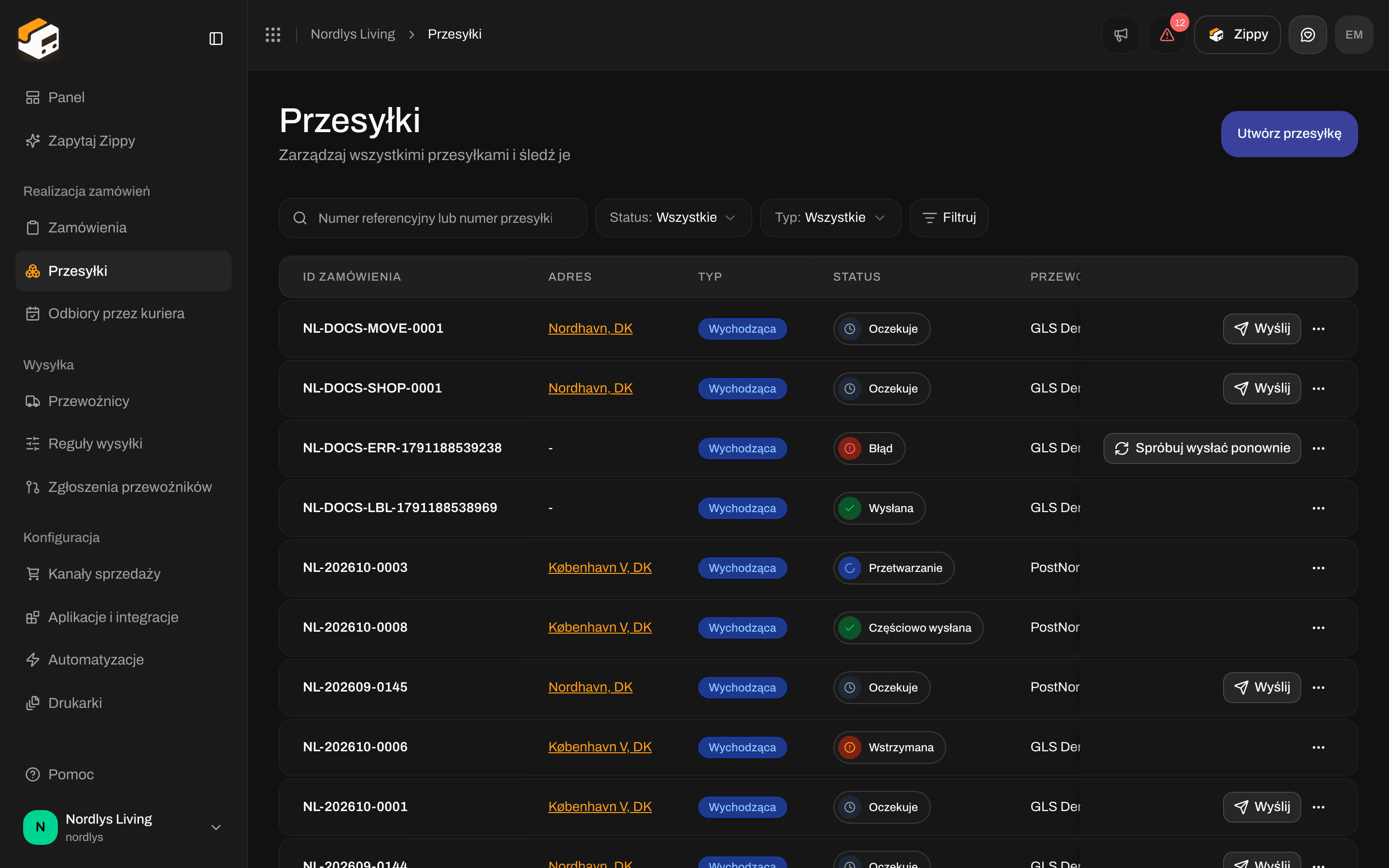 Lista przesyłek z polem wyszukiwania Numer referencyjny lub numer przesyłki, wyborami Status i Typ oraz przyciskiem Filtruj