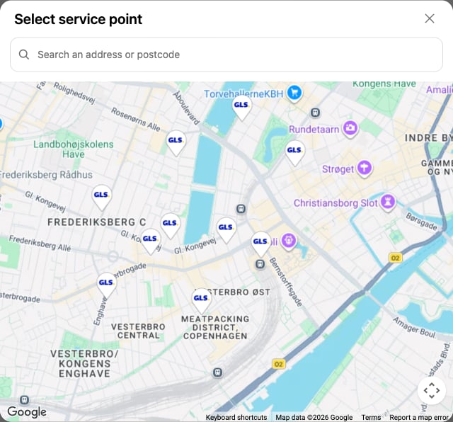 Okno Wybierz punkt odbioru w kasie Shopify z polem wyszukiwania adresu lub kodu pocztowego nad mapą Google, na której widać Kopenhagę, i pinezką GLS przy każdym punkcie odbioru