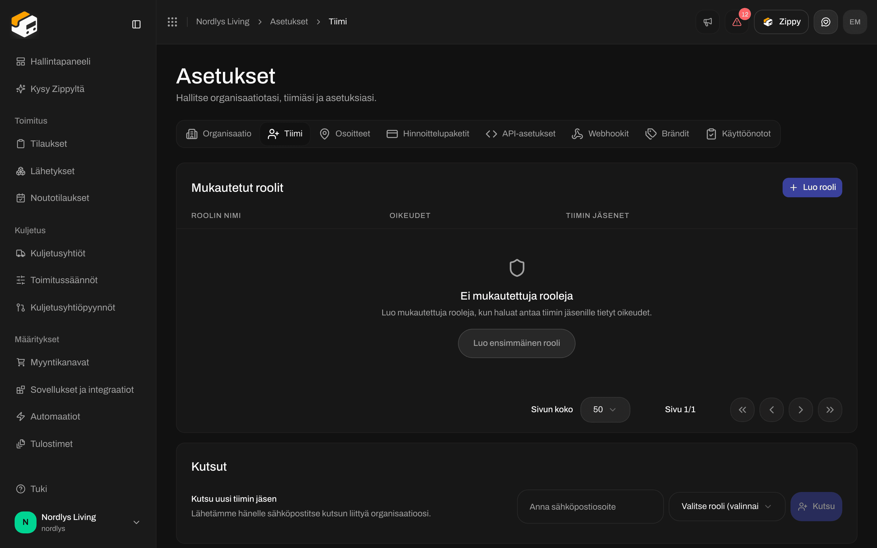 Mukautetut roolit -osion tyhjä tila, jossa Luo rooli ja Luo ensimmäinen rooli
