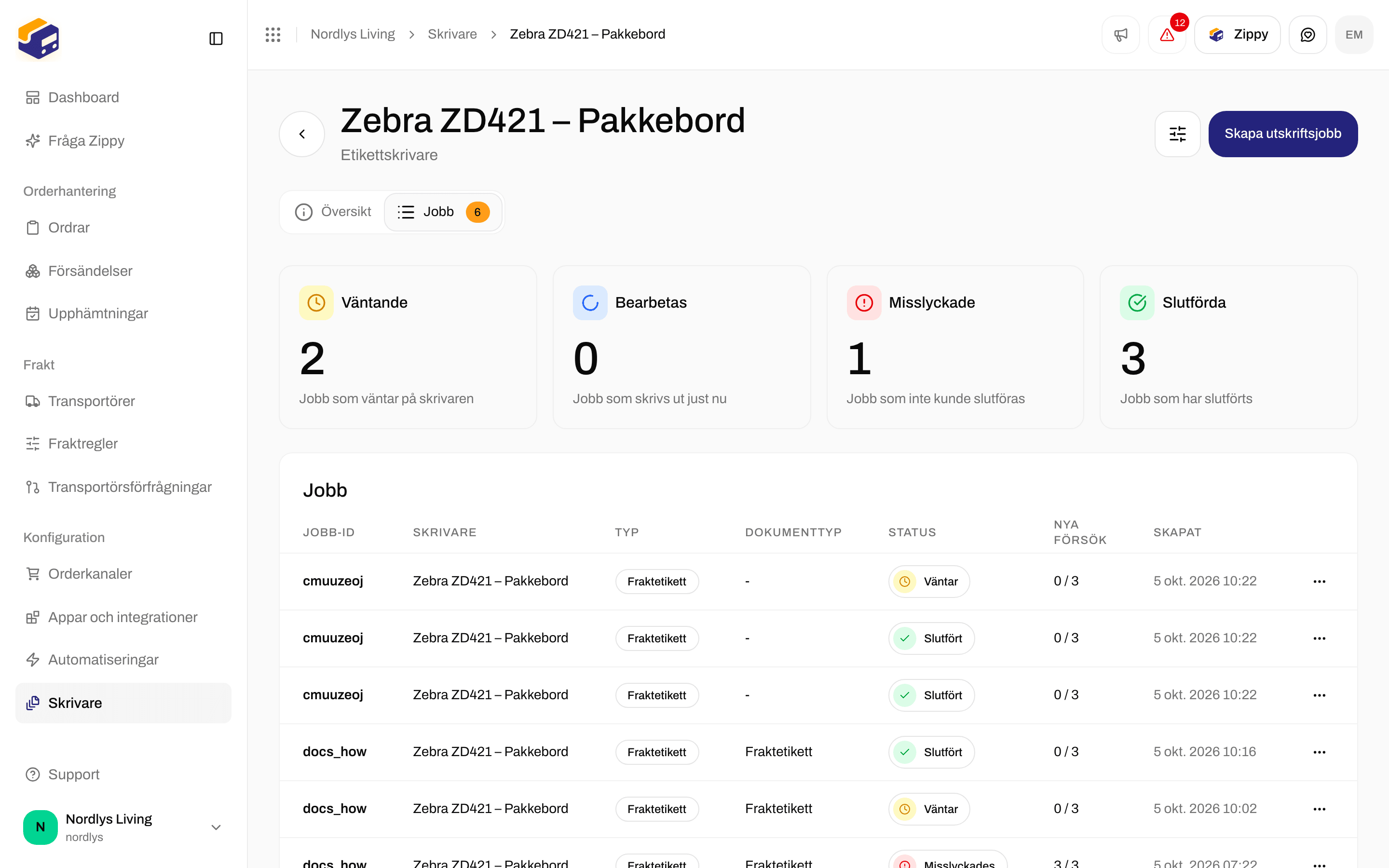 En Zebra-etikettskrivare med sin lista över utskriftsjobb