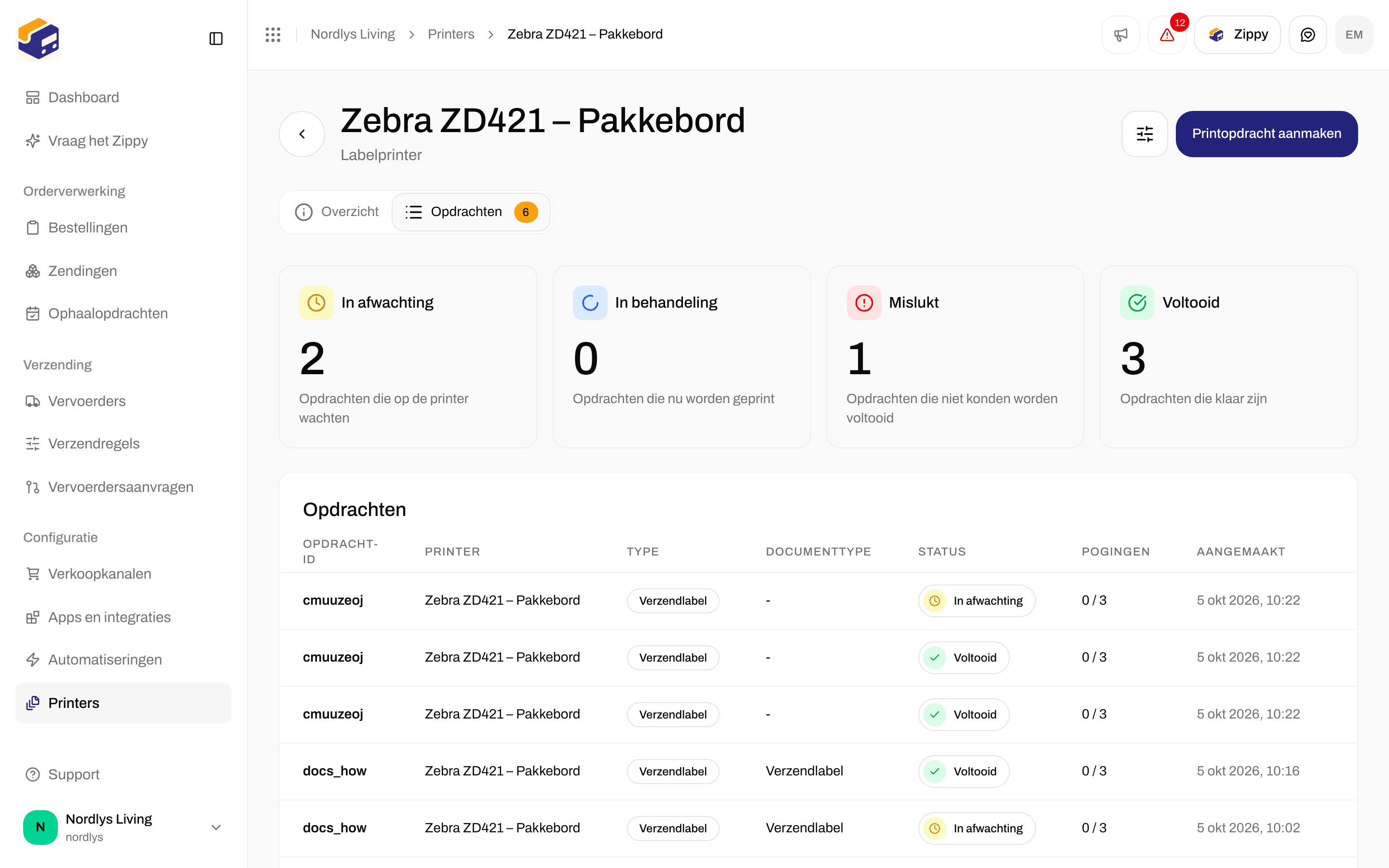 Een Zebra-labelprinter met zijn lijst met printopdrachten