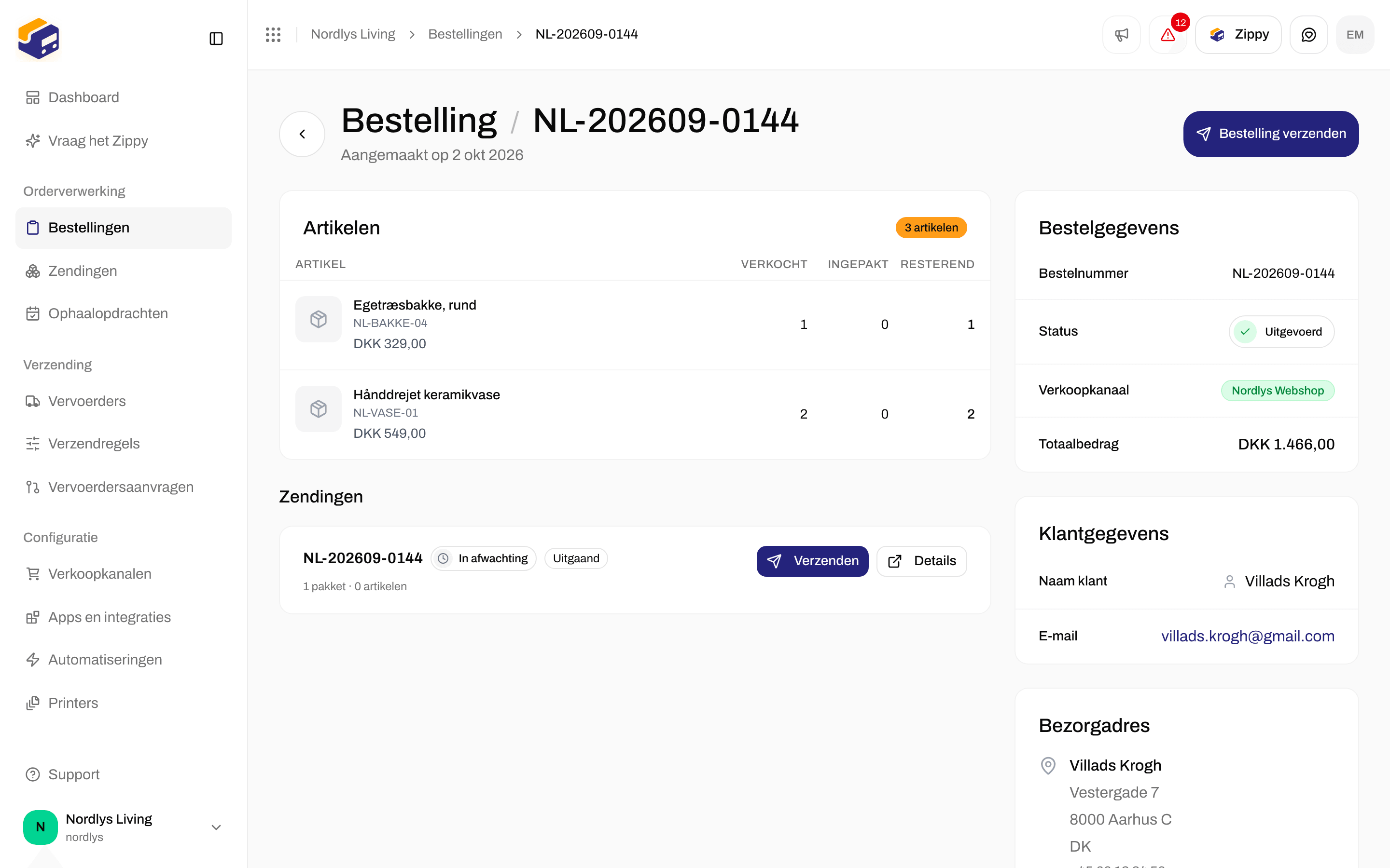 De sectie Zendingen van een bestelling met Bestelling verzenden bovenaan en een kaart van een zending in afwachting