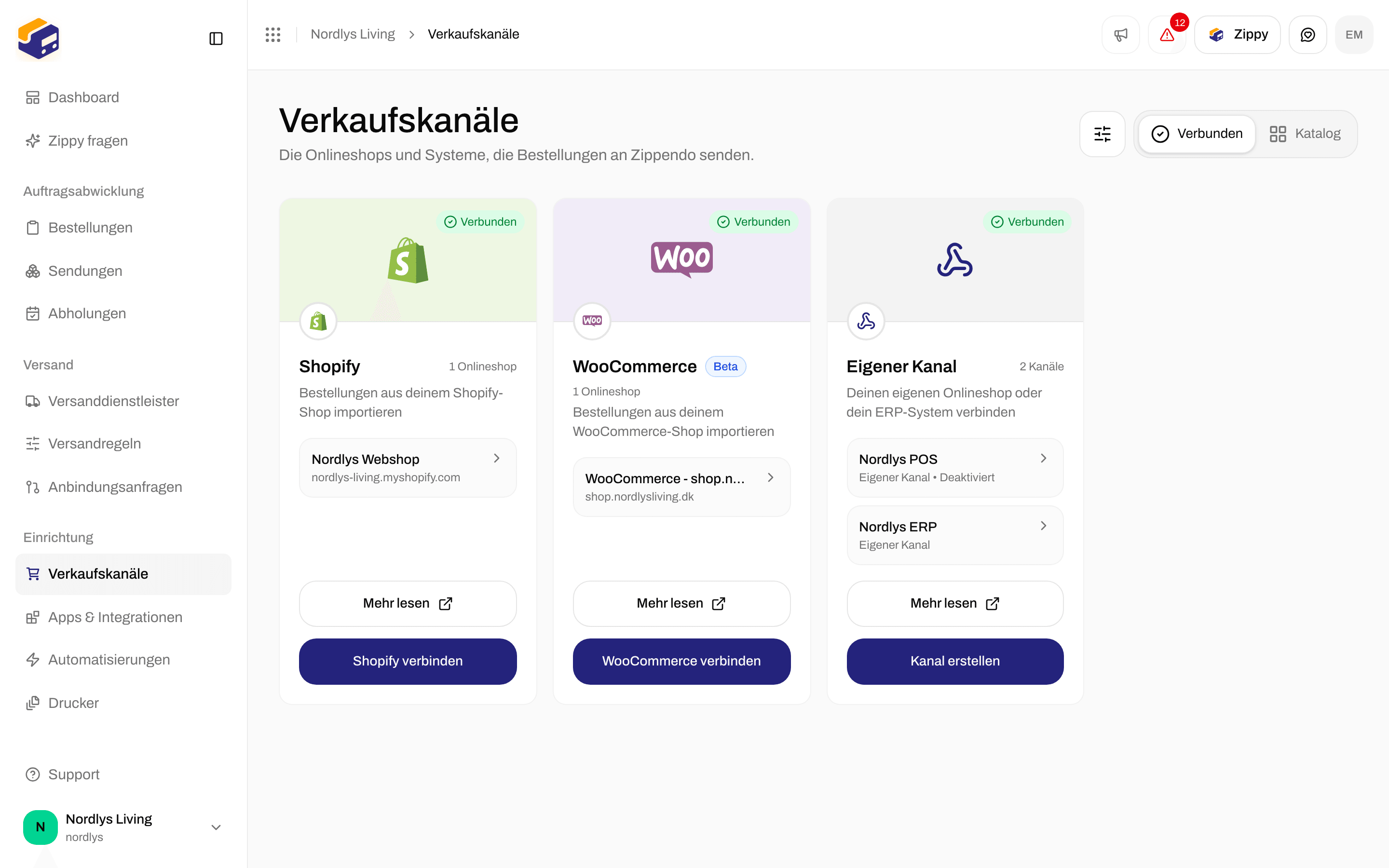 Verbundene Verkaufskanäle: ein Shopify-Onlineshop, ein WooCommerce-Onlineshop und zwei eigene Kanäle, einer davon deaktiviert
