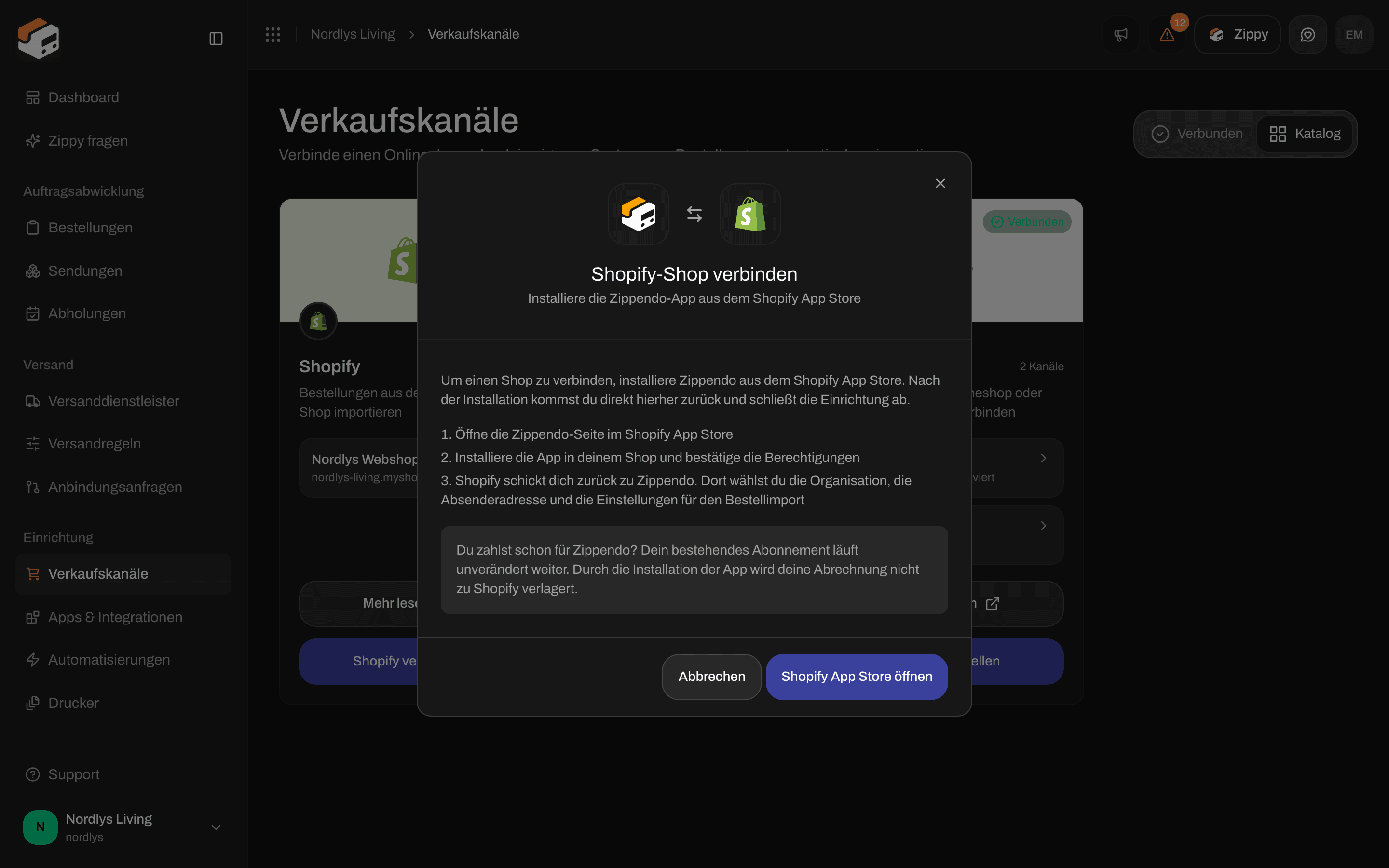 Fenster mit dem Titel Shopify-Shop verbinden mit drei Schritten: den Eintrag im App Store öffnen, die App installieren und die Berechtigungen genehmigen, dann sendet Shopify dich zurück zu Zippendo, wo du Organisation, Absenderadresse und Einstellungen für den Bestellimport wählst