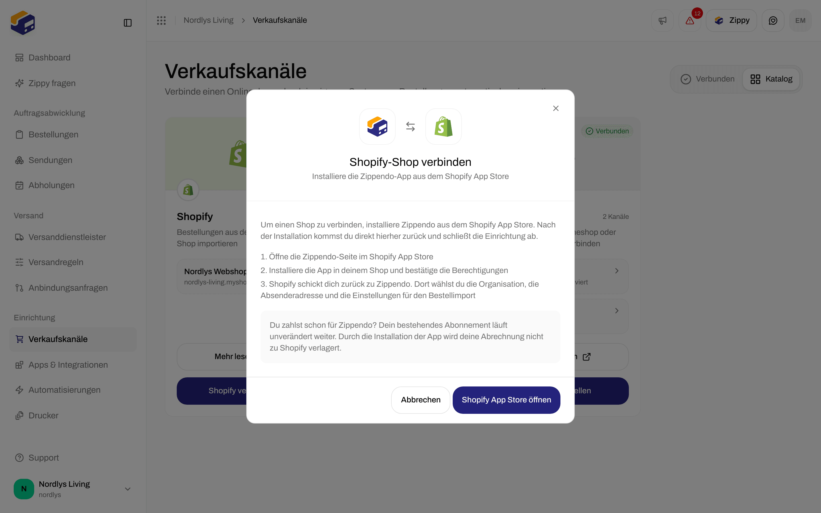 Fenster mit dem Titel Shopify-Shop verbinden mit drei Schritten: den Eintrag im App Store öffnen, die App installieren und die Berechtigungen genehmigen, dann sendet Shopify dich zurück zu Zippendo, wo du Organisation, Absenderadresse und Einstellungen für den Bestellimport wählst