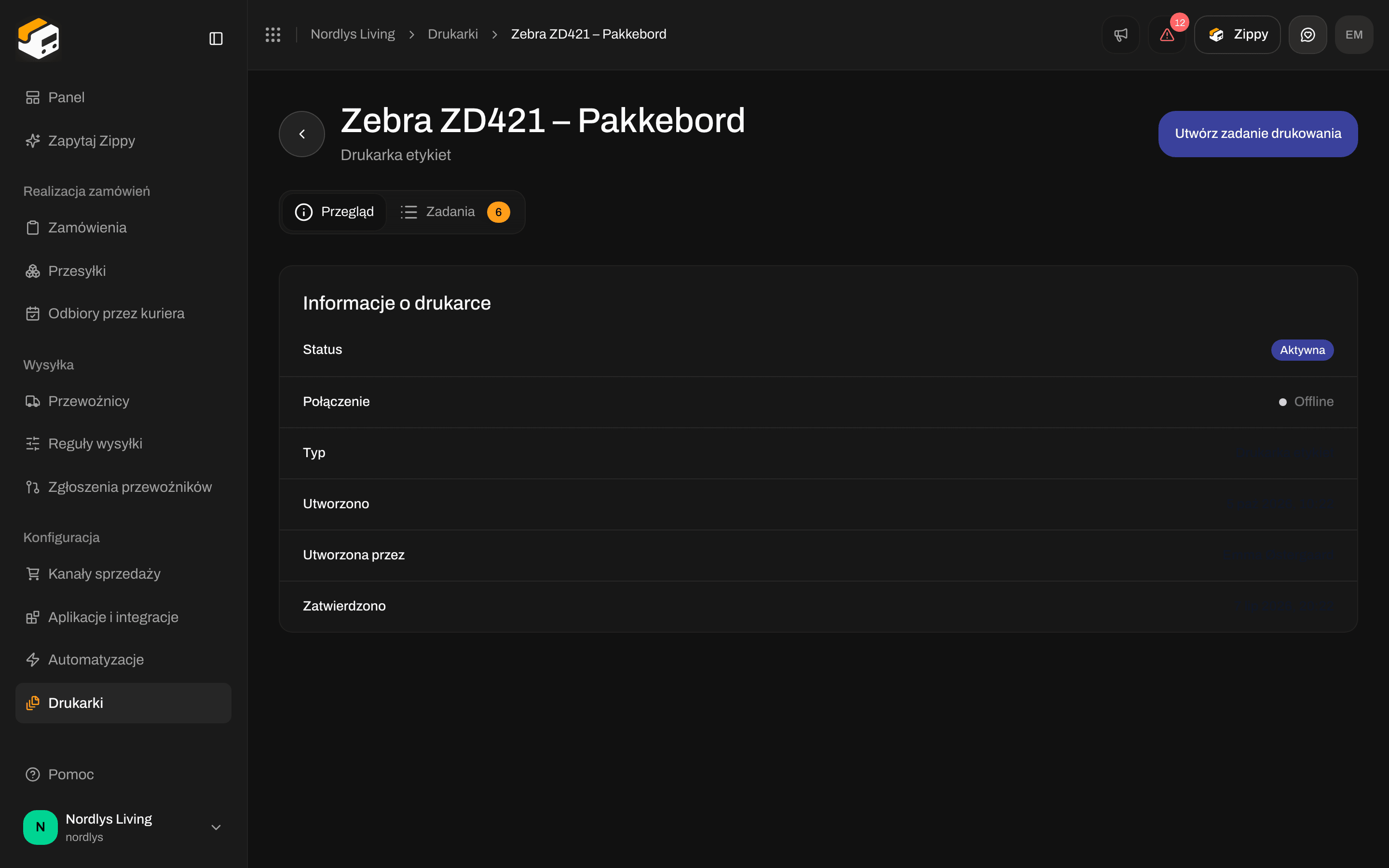 Karta Przegląd na stronie drukarki z Informacje o drukarce, statusem Aktywna i połączeniem Offline