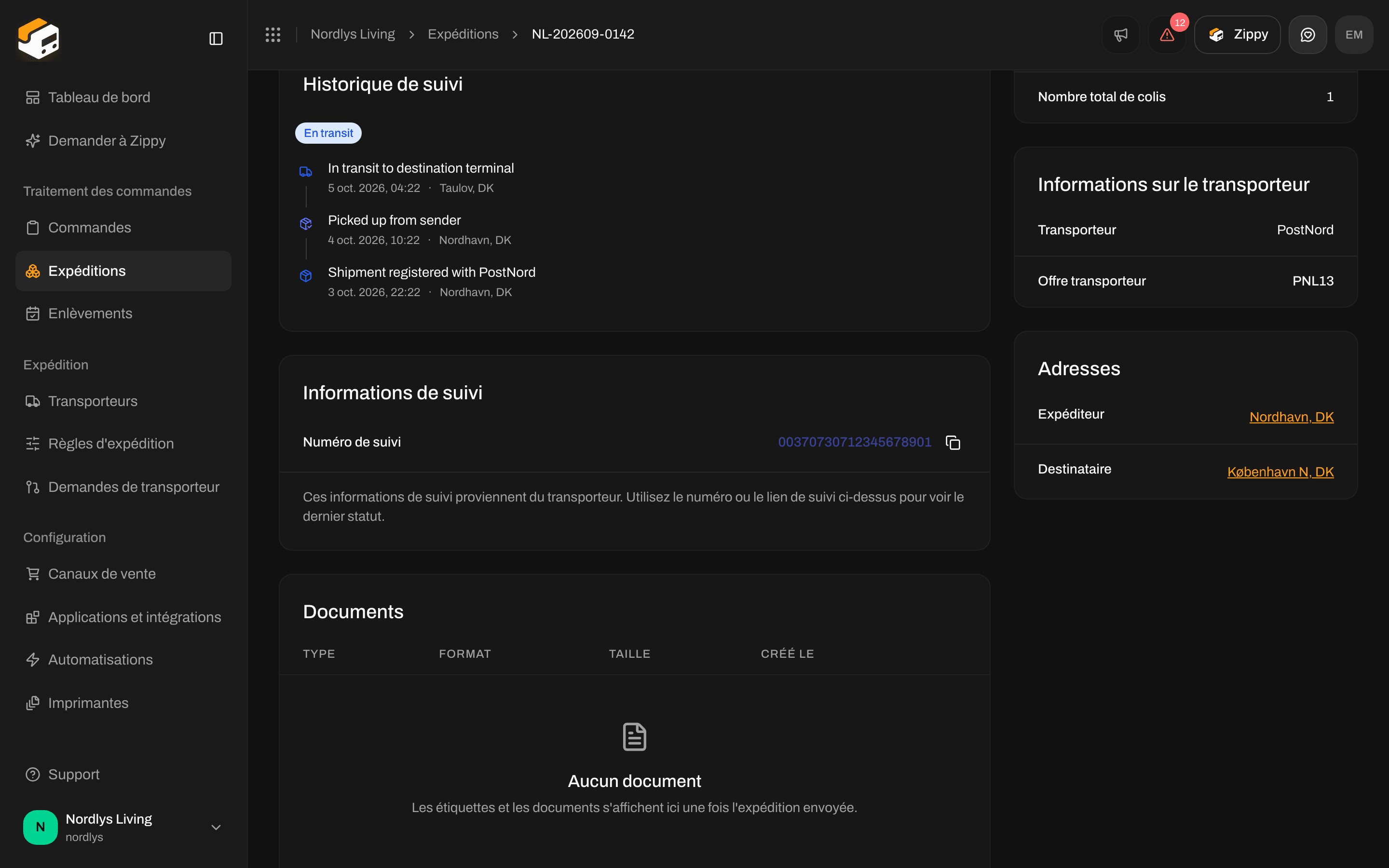 Sections de suivi d'une expédition avec un statut En transit, la liste des scans et le numéro de suivi