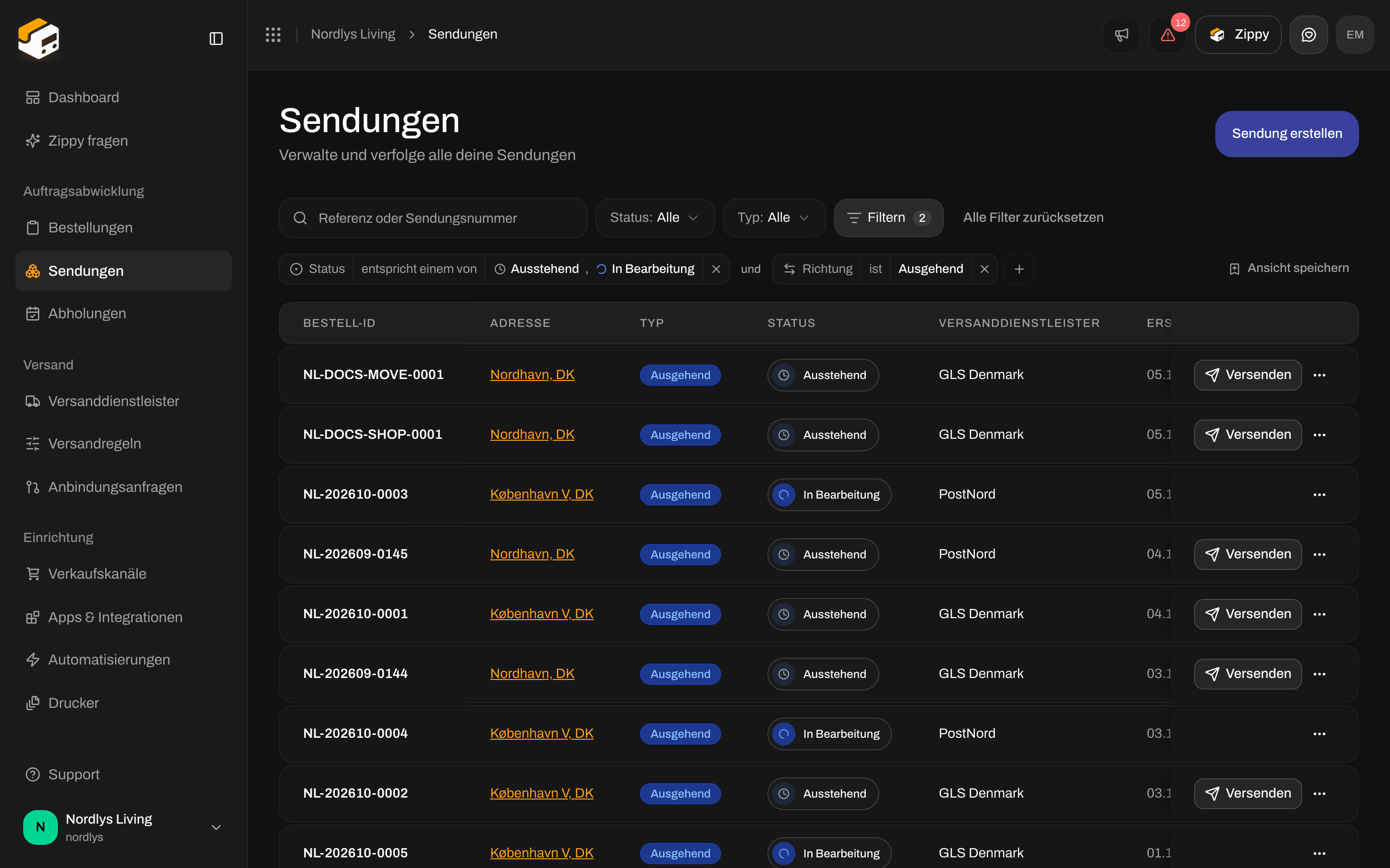 Sendungsliste mit einem Status-Tag und einem Direction-Tag